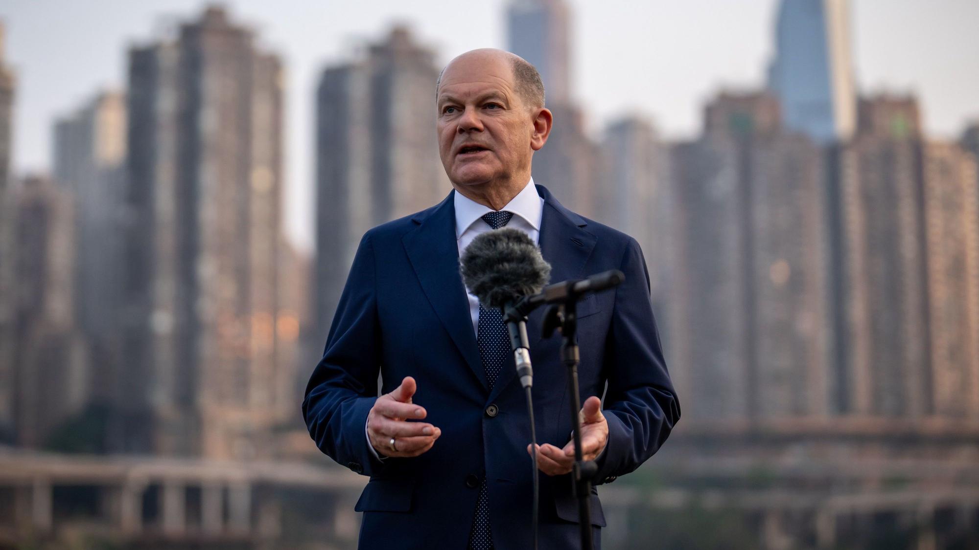 Bundeskanzler Olaf Scholz (SPD) spricht bei einem Statement zur Situation in Israel in China.