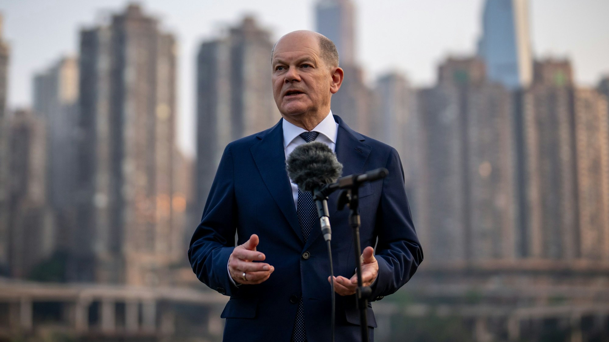 Bundeskanzler Olaf Scholz (SPD) spricht bei einem Statement zur Situation in Israel in China.