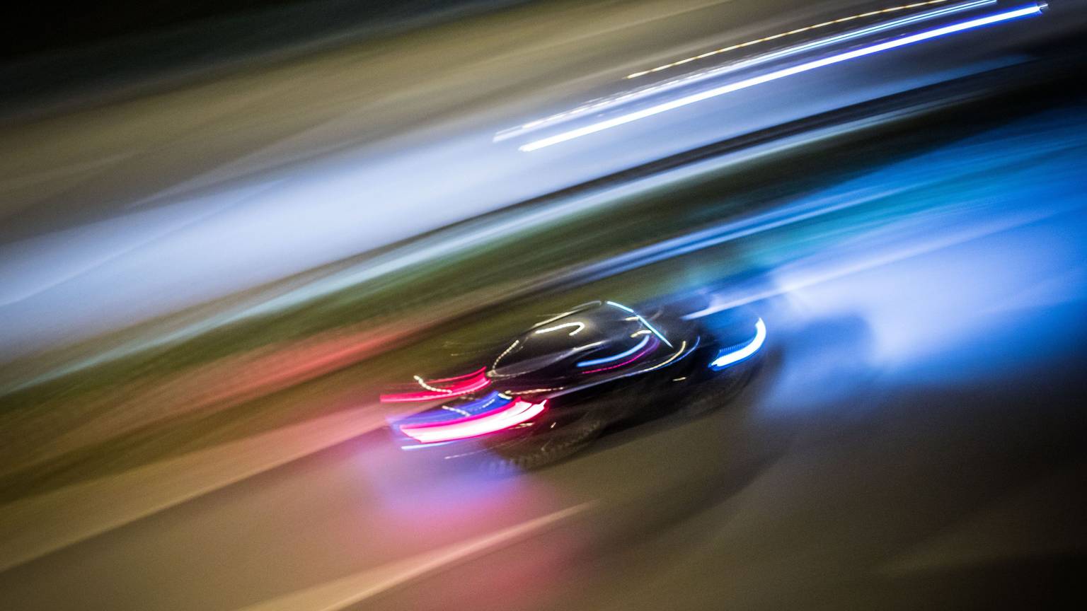 Zu Lichtspuren verwischt sind die Fahrzeuge auf der Fahrbahn. (Symbolfoto)