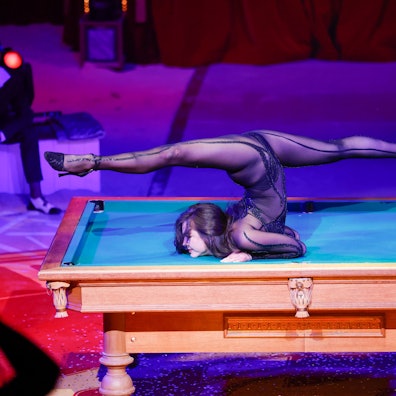 Lili Paul-Roncalli mit ihrer Kontorsionsnummer auf dem Billardtisch.