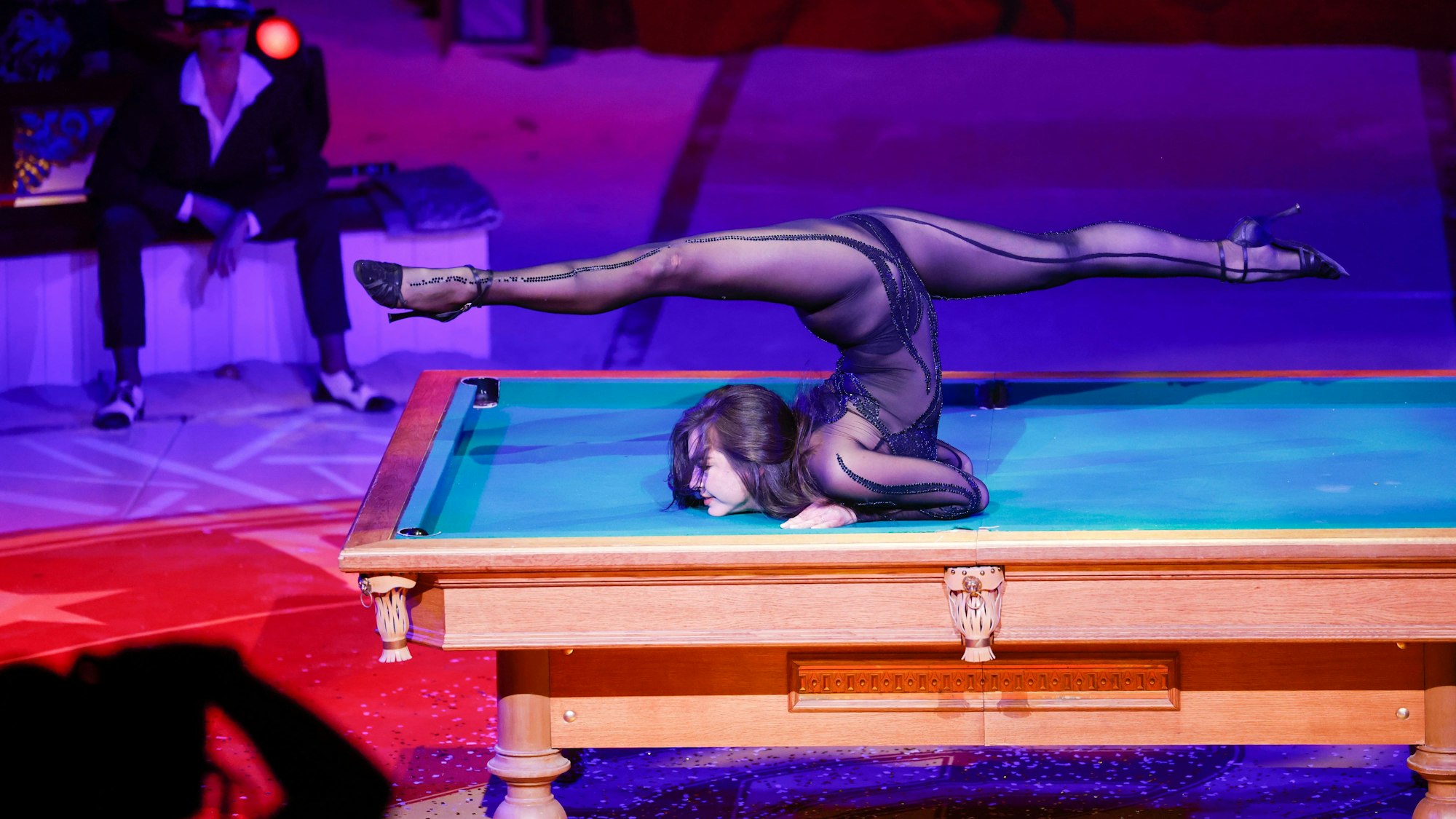 Lili Paul-Roncalli mit ihrer Kontorsionsnummer auf dem Billardtisch.