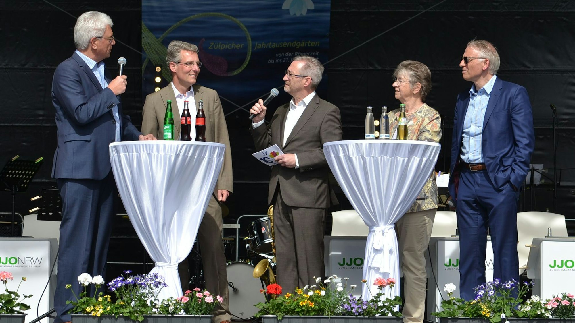 Bei einer Podiumsdiskussion sprechen der ehemalige Bürgermeister Albert Bergmann, Seepark Geschäftsleiter Christoph Hartmann, Moderator Norbert Jeub, Landfrau Bernhardine Schmitz und Gründungsvorstand des Fördervereins Dr. Dieter Stör auf der Bühne.