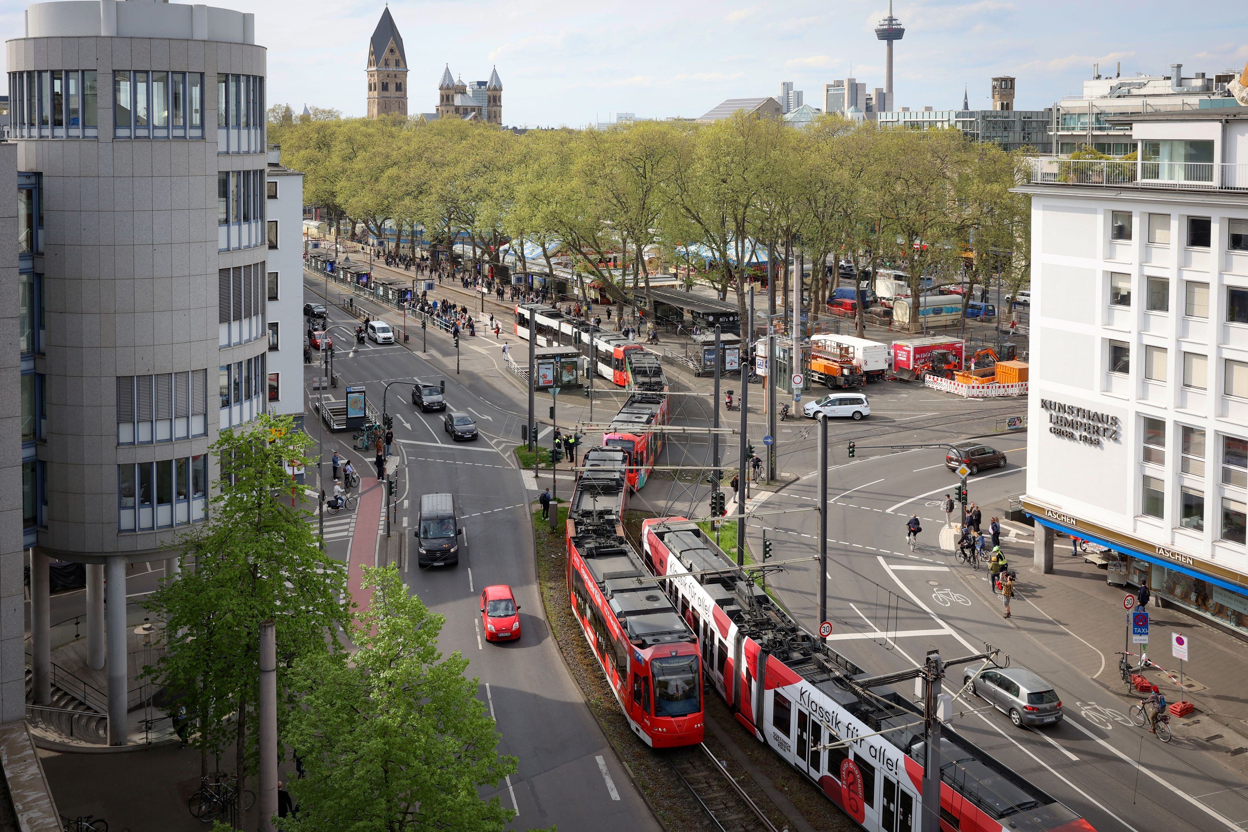 Die Linie 1 soll in Zukunft auf der Ost-West-Achse mit 90 Meter langen Bahnen fahren.