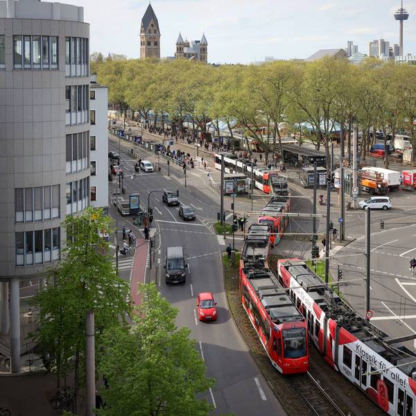 Die Linie 1 soll in Zukunft auf der Ost-West-Achse mit 90 Meter langen Bahnen fahren.