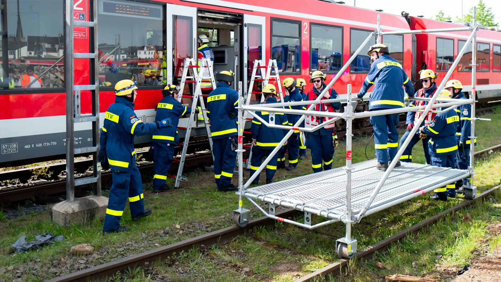 Das Bild zeigt Helfer des THW Euskirchen, die die Evakuierung eines Zugs vorbereiten.