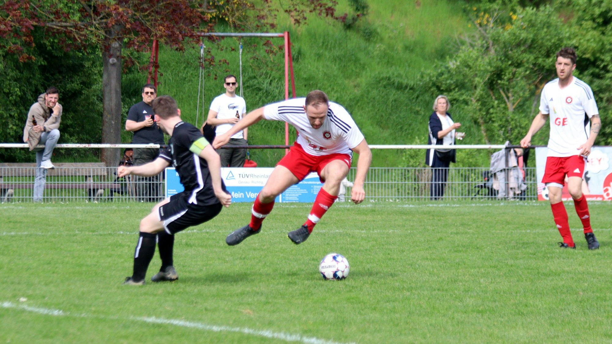 Der Frauenberger Spieler scheint in der Luft zu stehen.