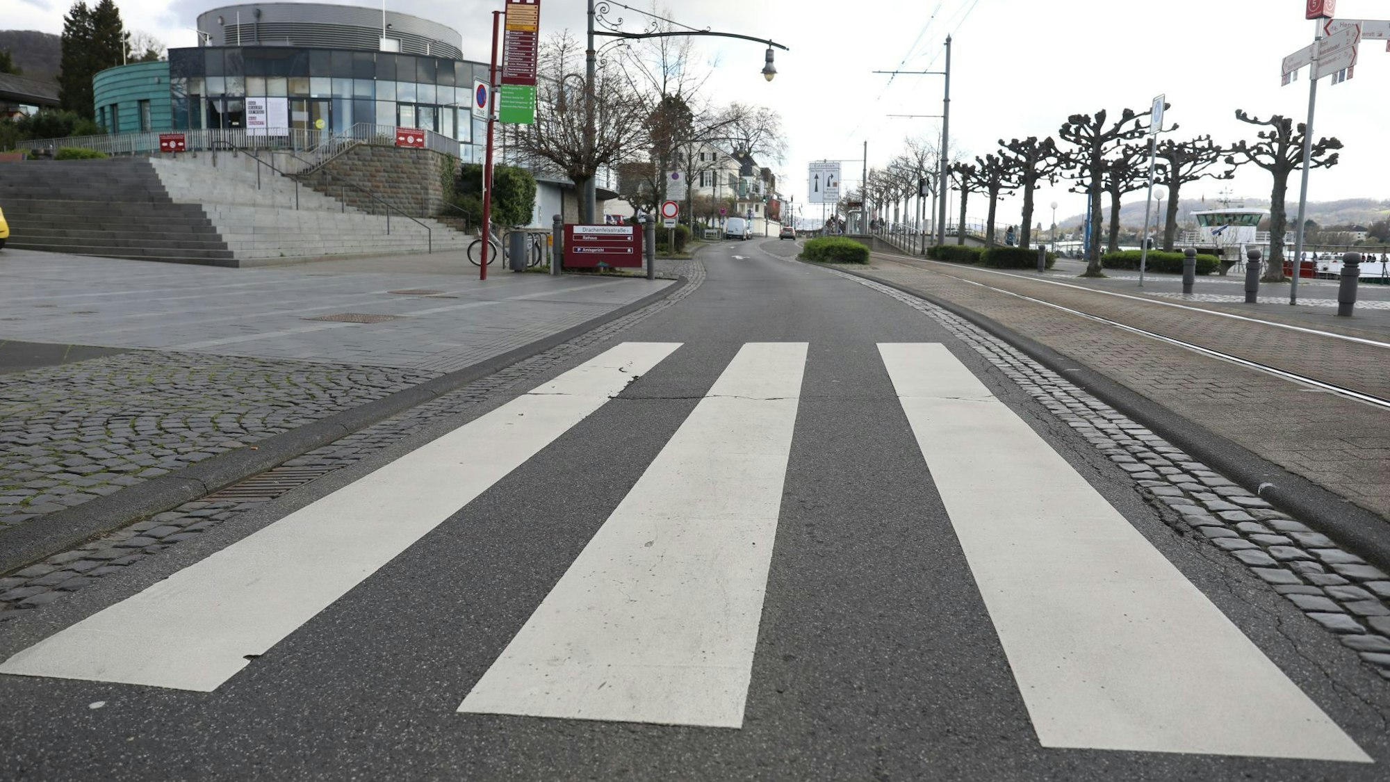Ein Zebrastreifen führt an die Bahngleise neben der Promenade in Königswinter.
