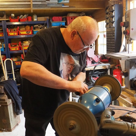 Das Bild zeigt Gerd Klinkhammer an der Schleifmaschine.
