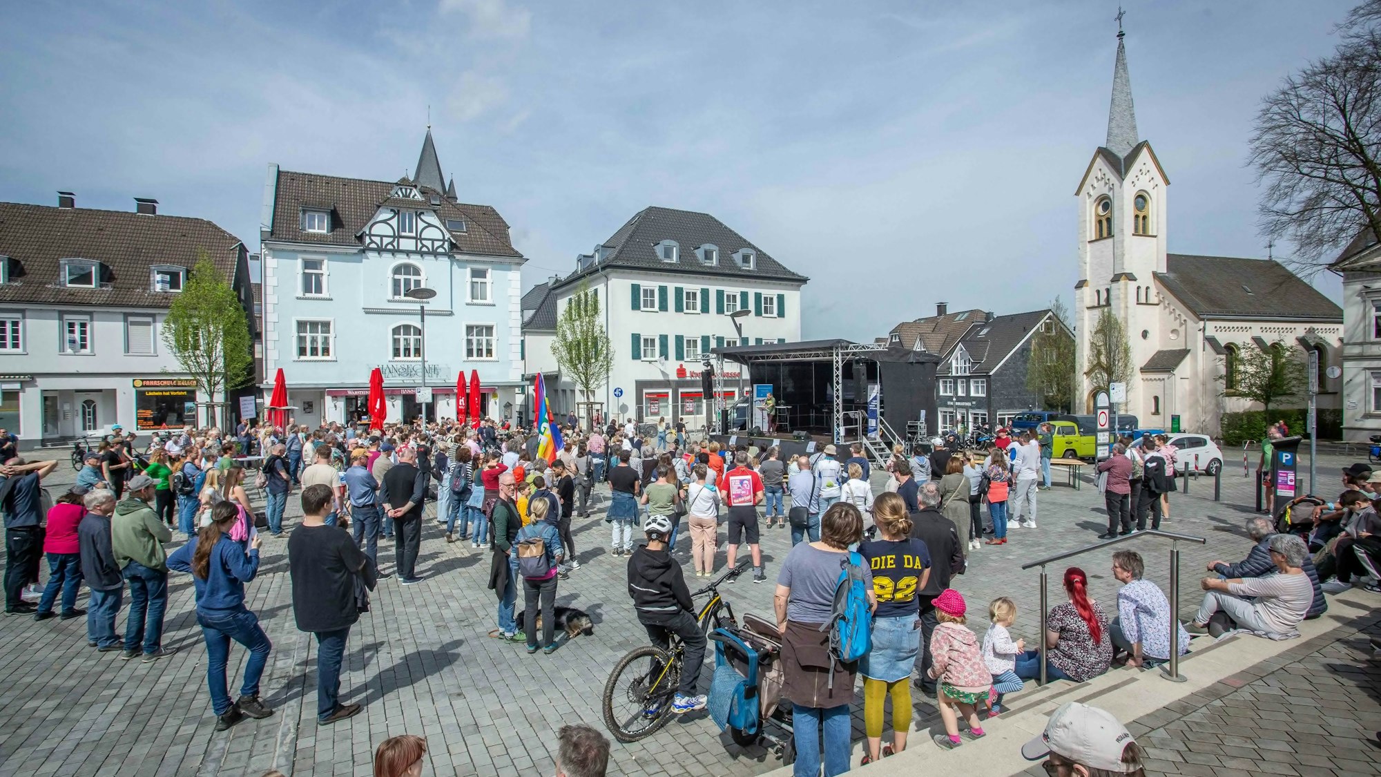Rund 350 Menschen versammelten sich vor der Bühne auf dem Wipperfürther Marktplatz.