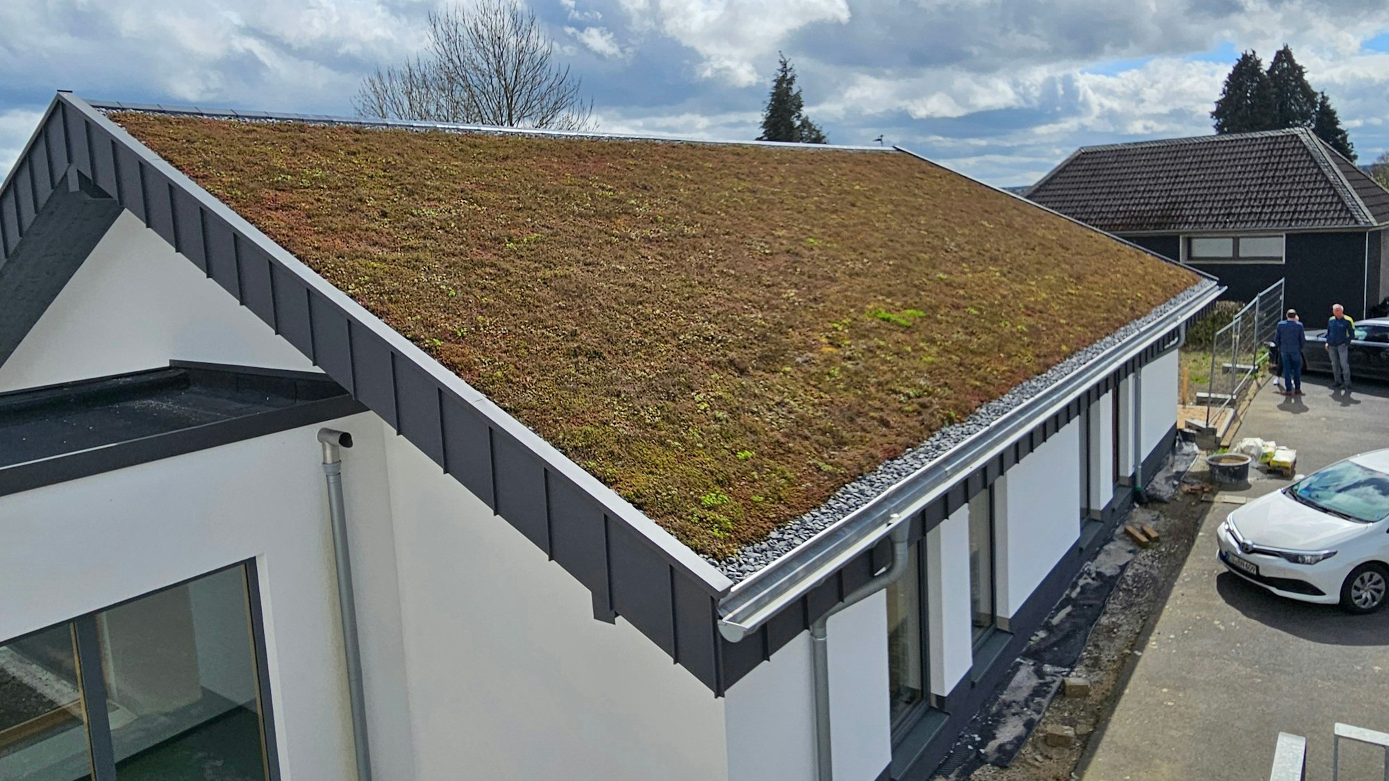 Blick auf das Gründach des neuen Mehrzweckraums.