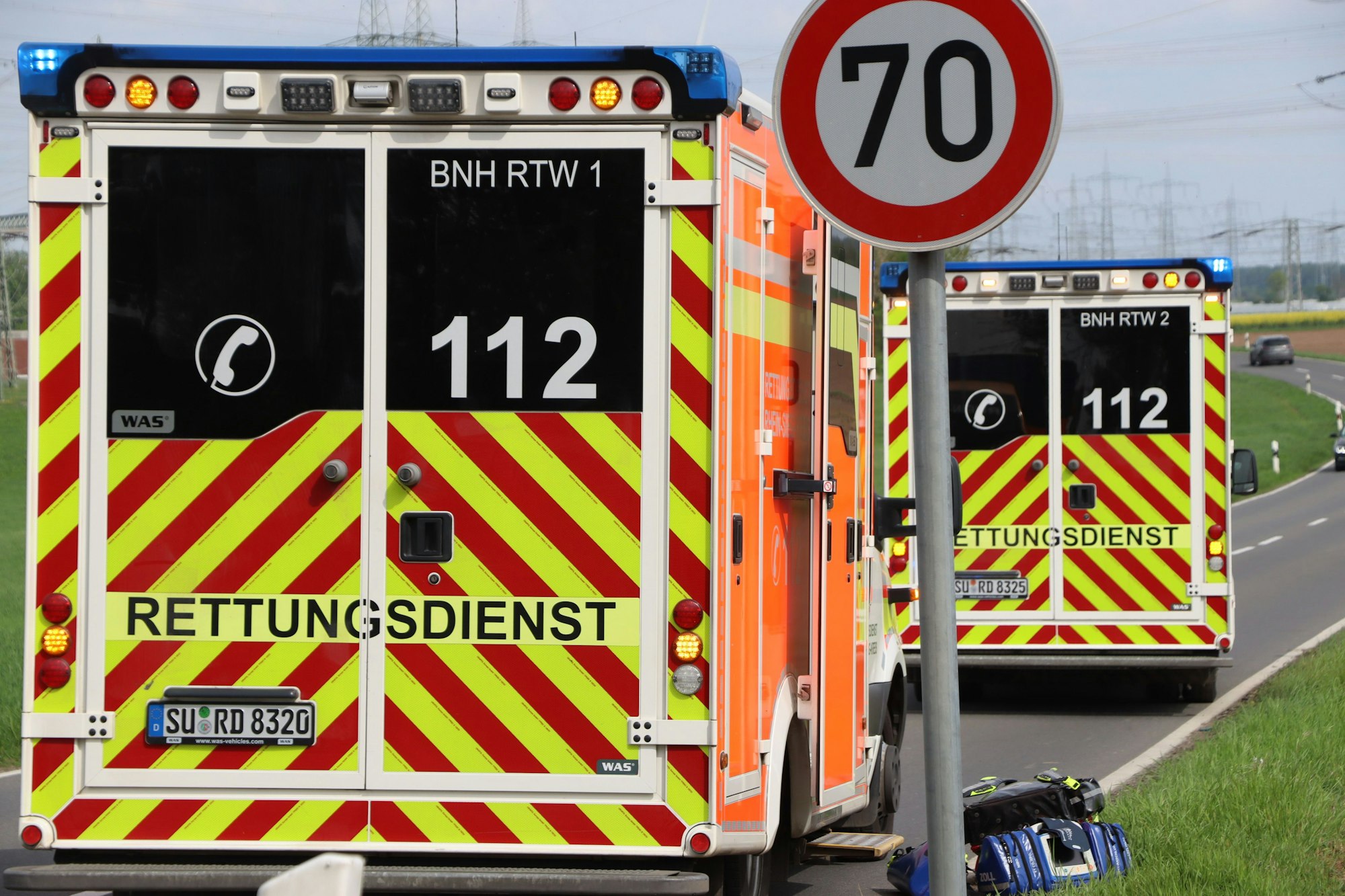 Vier Rettungswagen und ein Notarzt waren zur Unfallstelle gekommen.