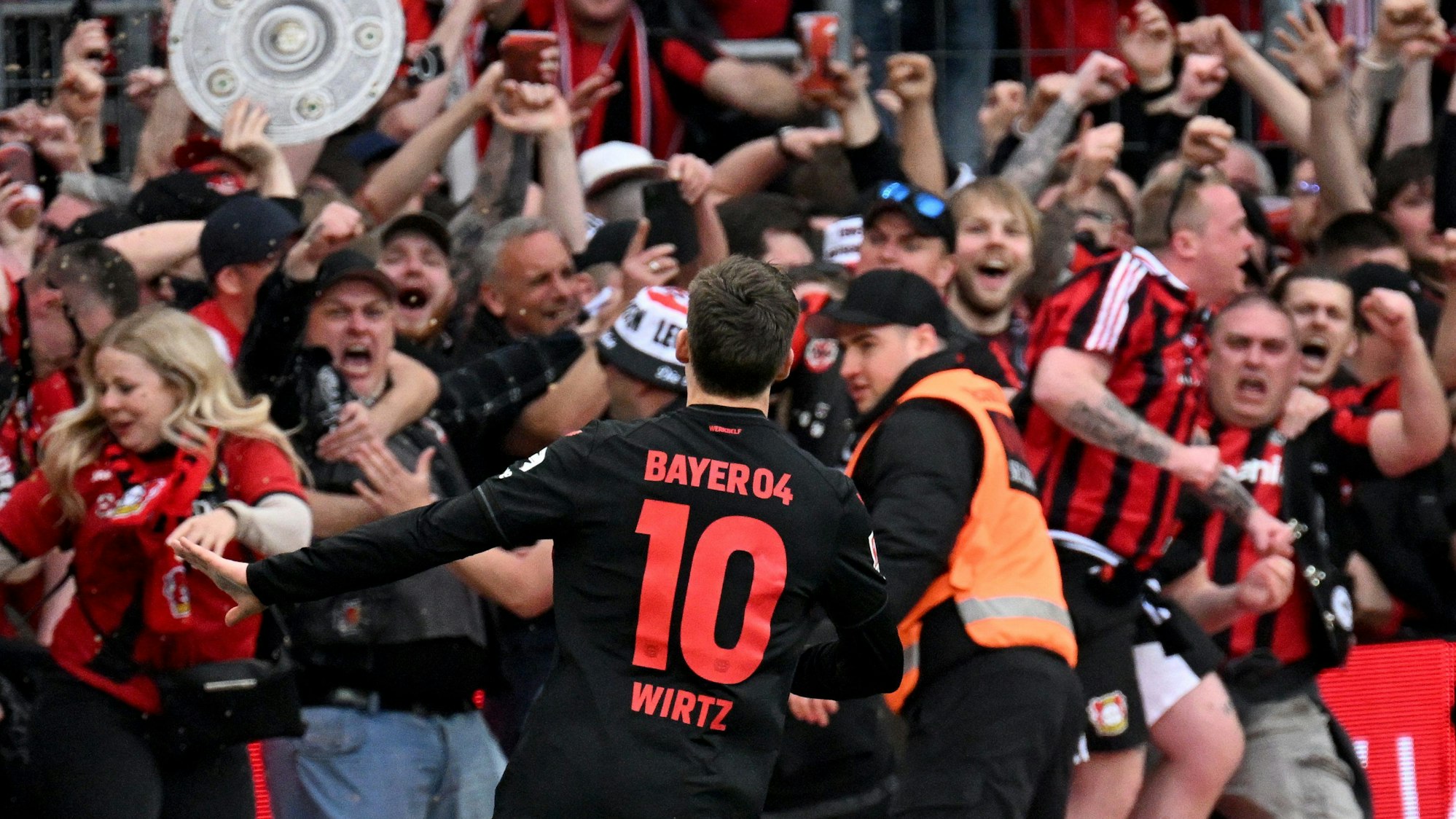 Leverkusens Florian Wirtz bejubelt den Gewinn der Meisterschaft vor den Fans.