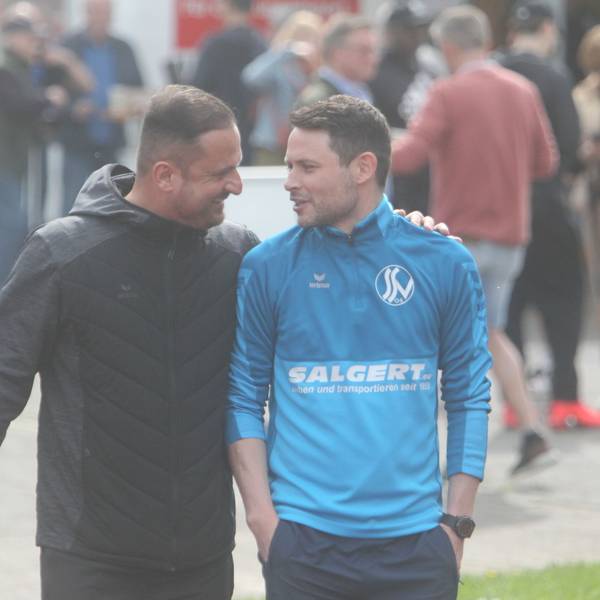 Hennefs Trainer Fatih Özyurt (links) im Gespräch vor dem letzten Derby mit Siegburgs Trainer Alexander Otto.