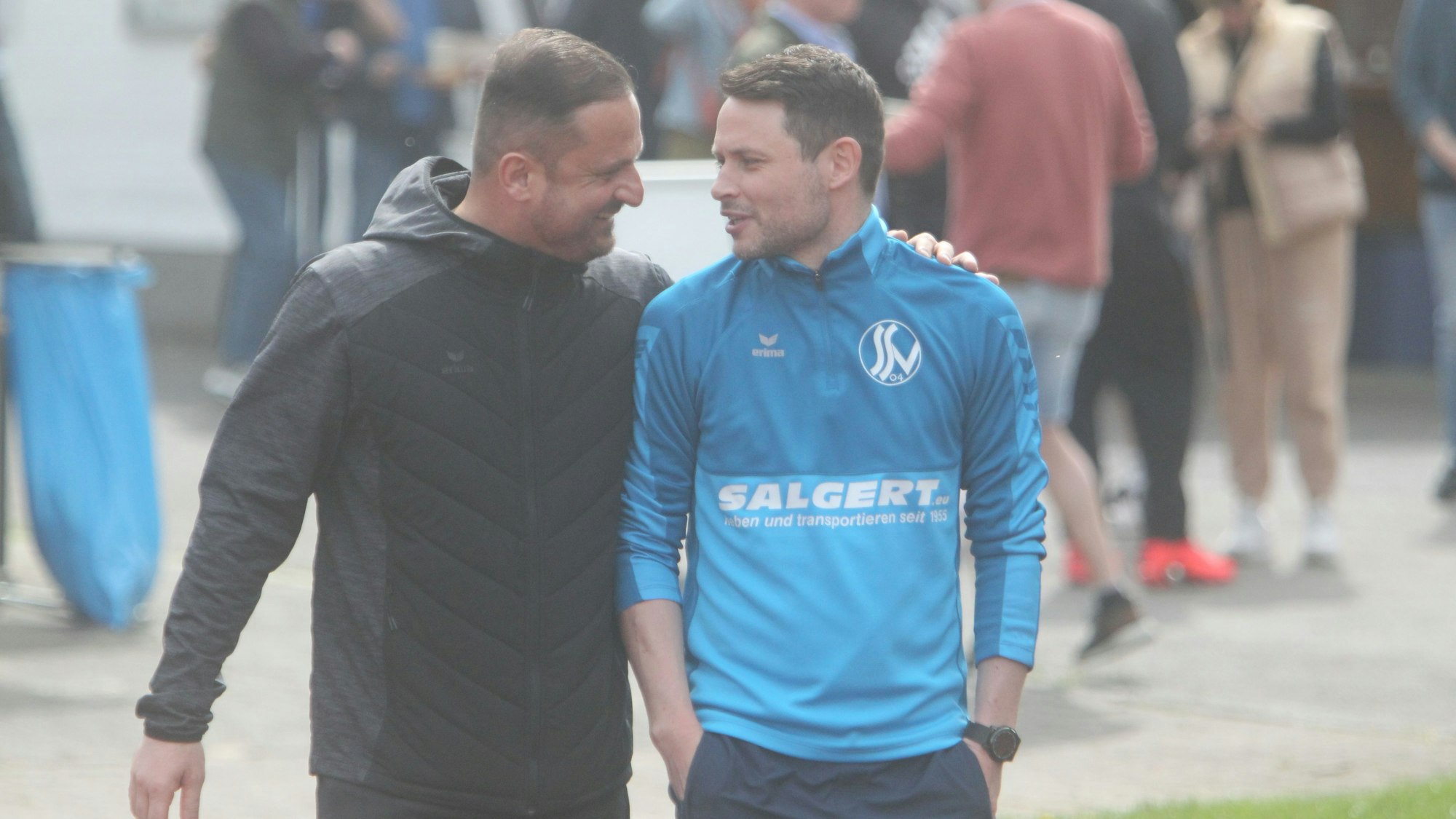 Hennefs Trainer Fatih Özyurt (links) im Gespräch vor dem letzten Derby mit Siegburgs Trainer Alexander Otto.