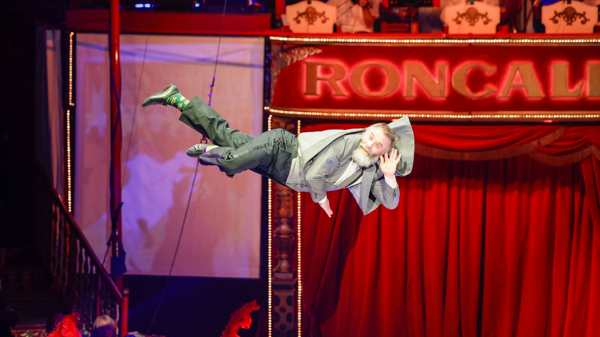 Professor Wacko zeigt im Circus Roncalli eine unterhaltsame Slapstick-Nummer.
