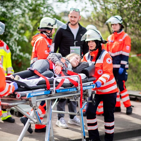 Das Bild zeigt einige Mitarbeitende des DRK bei einer Katastrophenschutzübung am Euskirchener Bahnhof.
