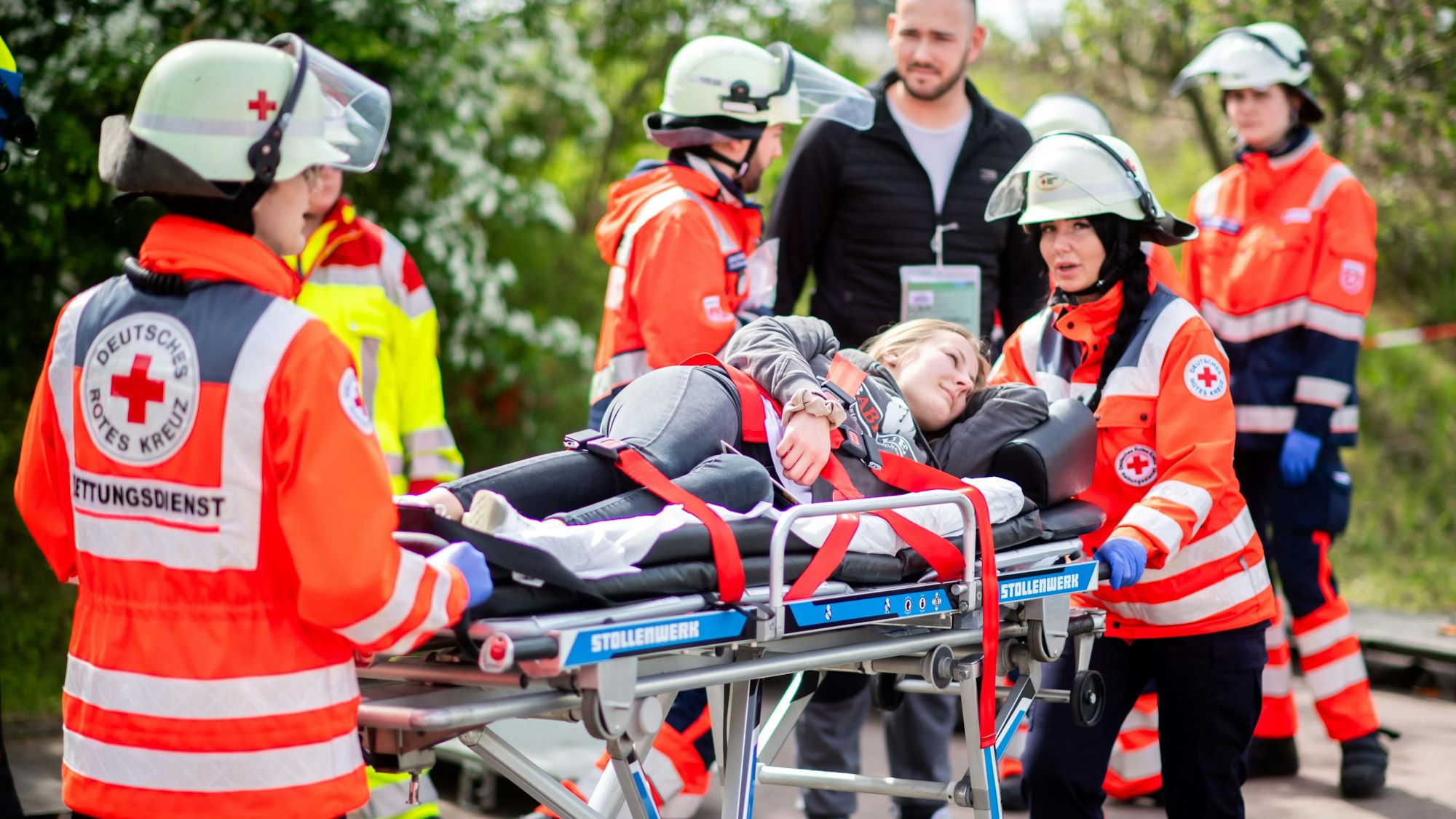 Das Bild zeigt einige Mitarbeitende des DRK bei einer Katastrophenschutzübung am Euskirchener Bahnhof.