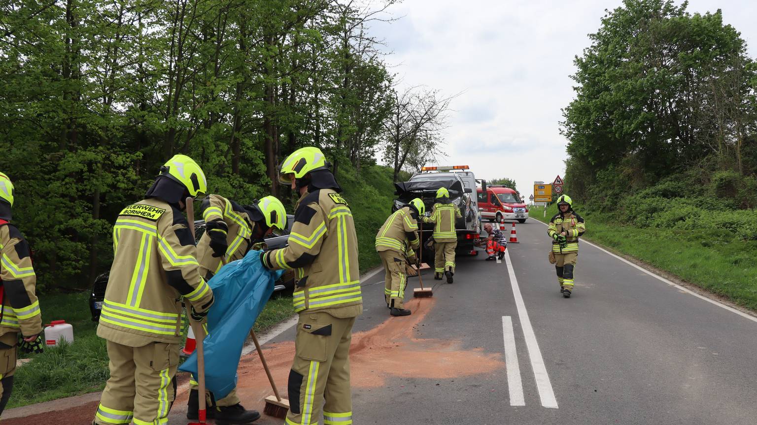 Feuerwehrleute der Löschgruppe Sechtem sicherten die Unfallstelle, sie unterstützten auch den Rettungsdienst und stellten am Einsatzort den Brandschutz sicher.
