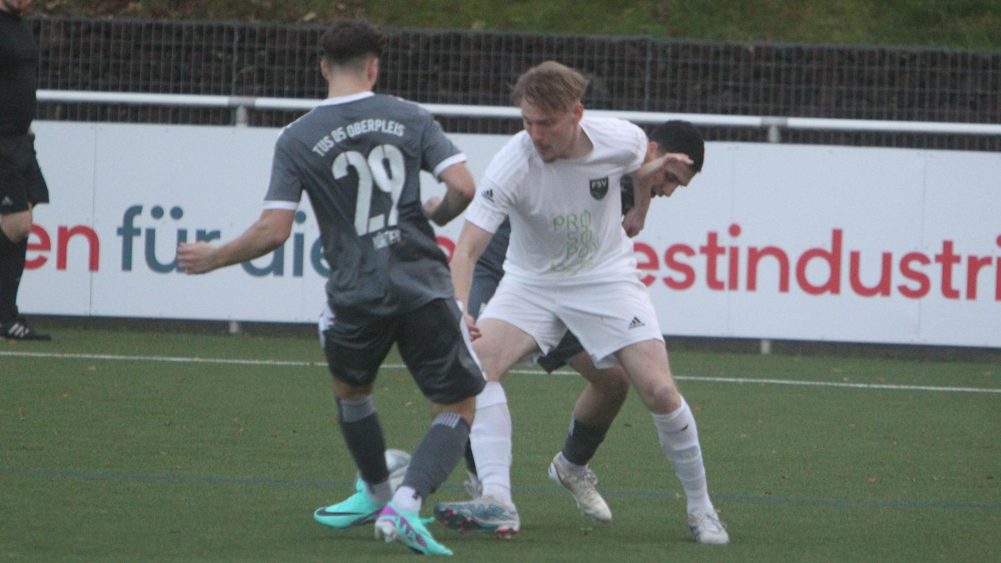 Niklas Krämer (rechts) vom FSV Neunkirchen-Seelscheid
