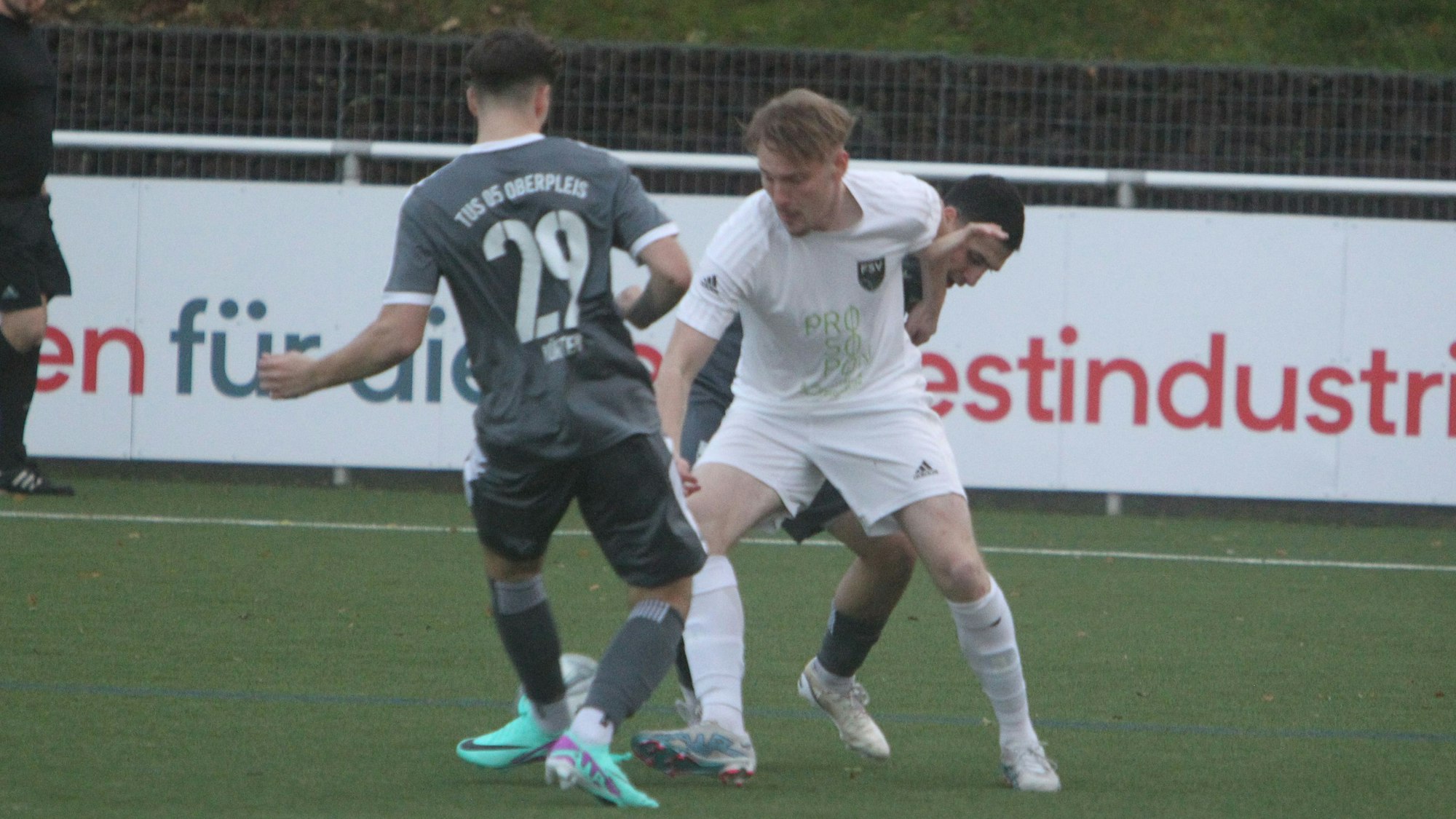 Niklas Krämer (rechts) vom FSV Neunkirchen-Seelscheid