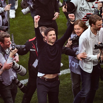 14.04.2024, Nordrhein-Westfalen, Leverkusen: Fußball: Bundesliga, Bayer 04 Leverkusen - SV Werder Bremen, 29. Spieltag, BayArena. Leverkusens Trainer Xabi Alonso jubelt über den Gewinn der Deutschen Meisterschaft.