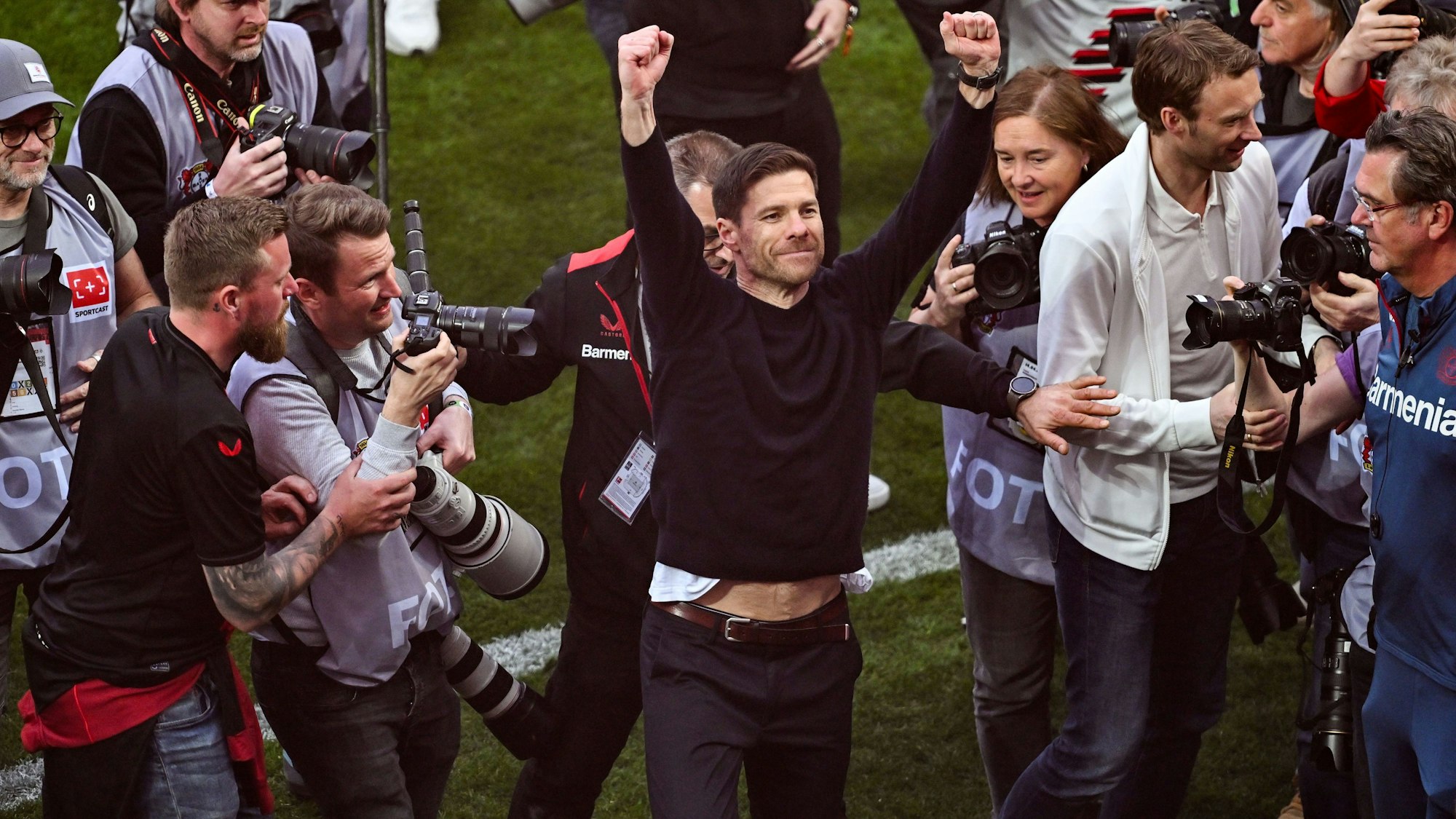 14.04.2024, Nordrhein-Westfalen, Leverkusen: Fußball: Bundesliga, Bayer 04 Leverkusen - SV Werder Bremen, 29. Spieltag, BayArena. Leverkusens Trainer Xabi Alonso jubelt über den Gewinn der Deutschen Meisterschaft.