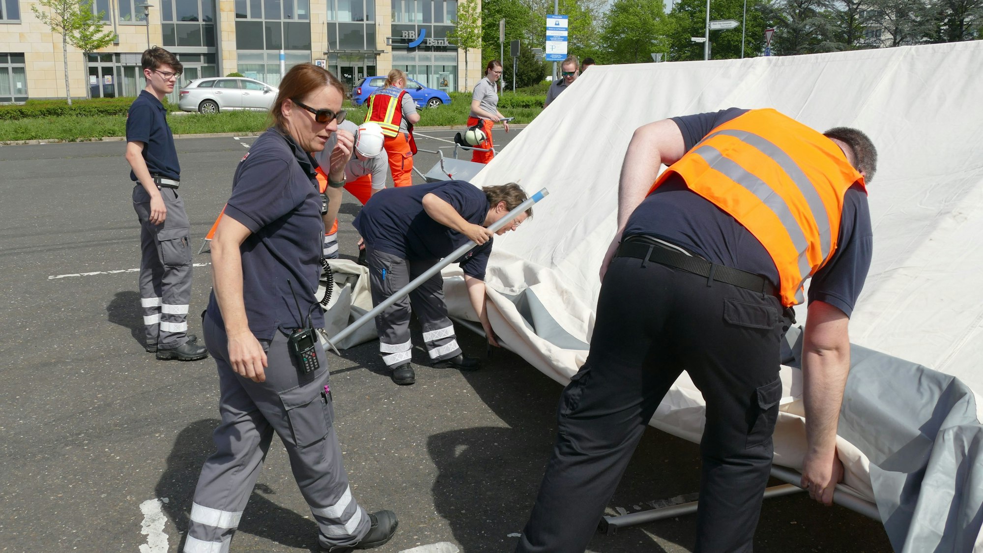 Gemeinschaftlich bauen die Ehrenamtlichen ein Behandlungszelt auf.