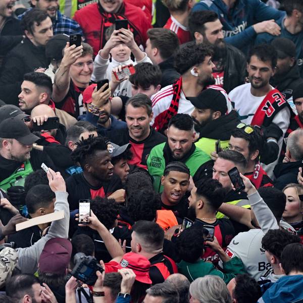 14.04.2024, Nordrhein-Westfalen, Leverkusen: Fußball: Bundesliga, Bayer 04 Leverkusen - SV Werder Bremen, 29. Spieltag, BayArena. Leverkusens Edmond Tapsoba (M) läuft an den Fans vorbei in die Kabine. Leverkusen gewinnt die Deutsche Meisterschaft.