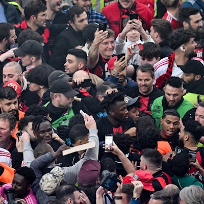 14.04.2024, Nordrhein-Westfalen, Leverkusen: Fußball: Bundesliga, Bayer 04 Leverkusen - SV Werder Bremen, 29. Spieltag, BayArena. Leverkusens Edmond Tapsoba (M) läuft an den Fans vorbei in die Kabine. Leverkusen gewinnt die Deutsche Meisterschaft.