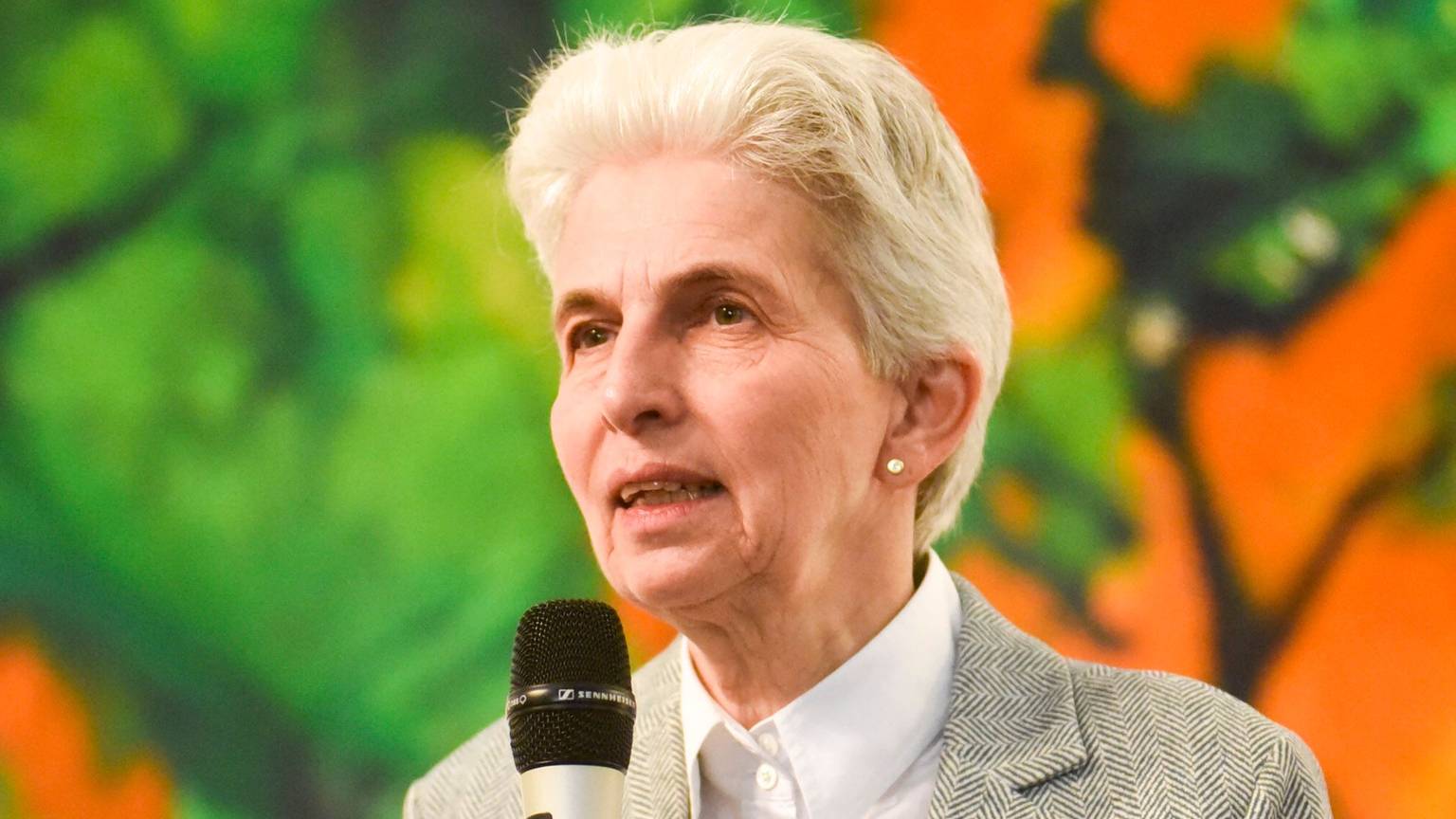 Marie-Agnes Strack-Zimmermann am Mikrofon.
