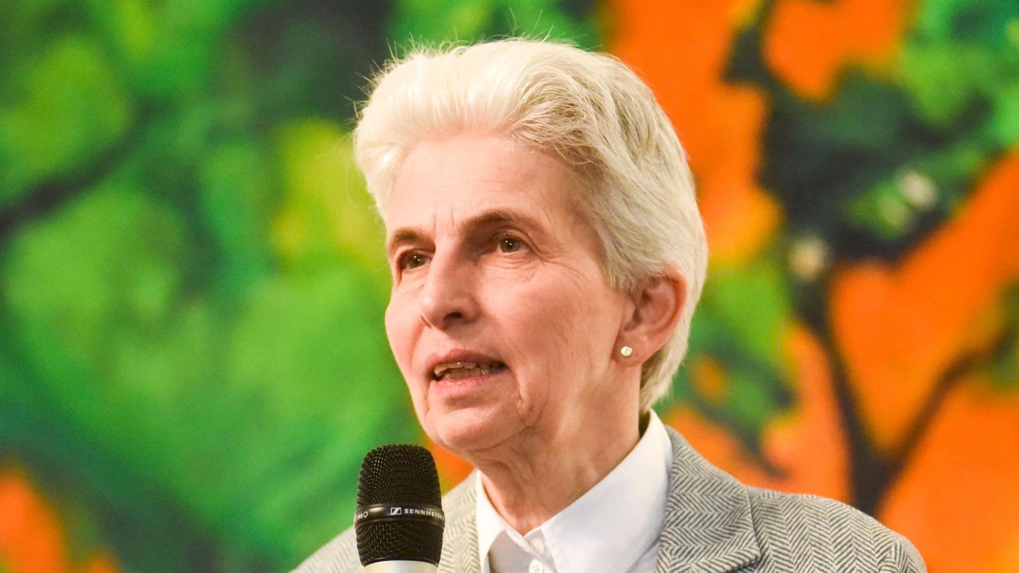 Marie-Agnes Strack-Zimmermann am Mikrofon.