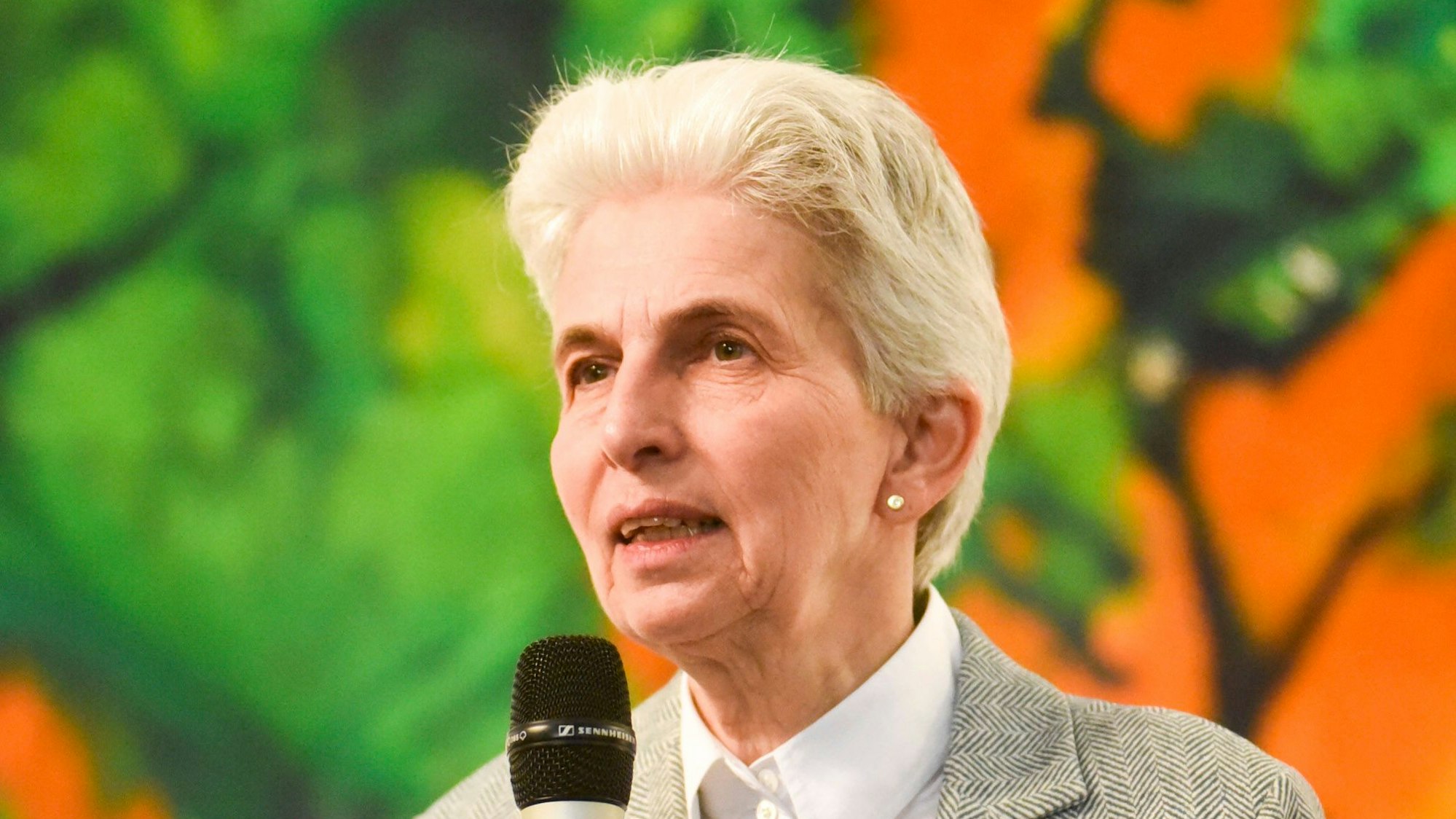 Marie-Agnes Strack-Zimmermann am Mikrofon.