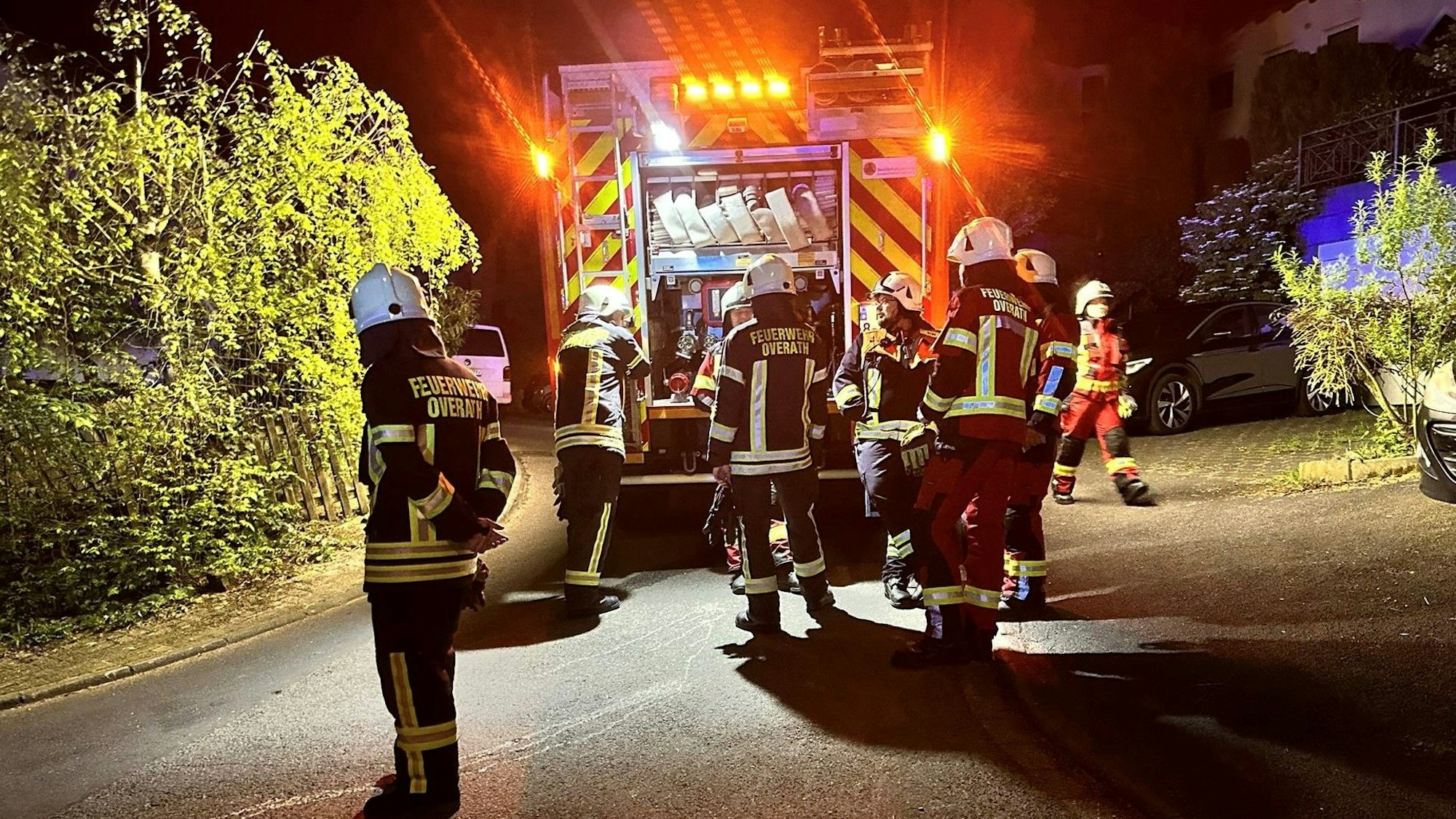 Feuerwehrleute bei einem nächtlichen Einsatz.