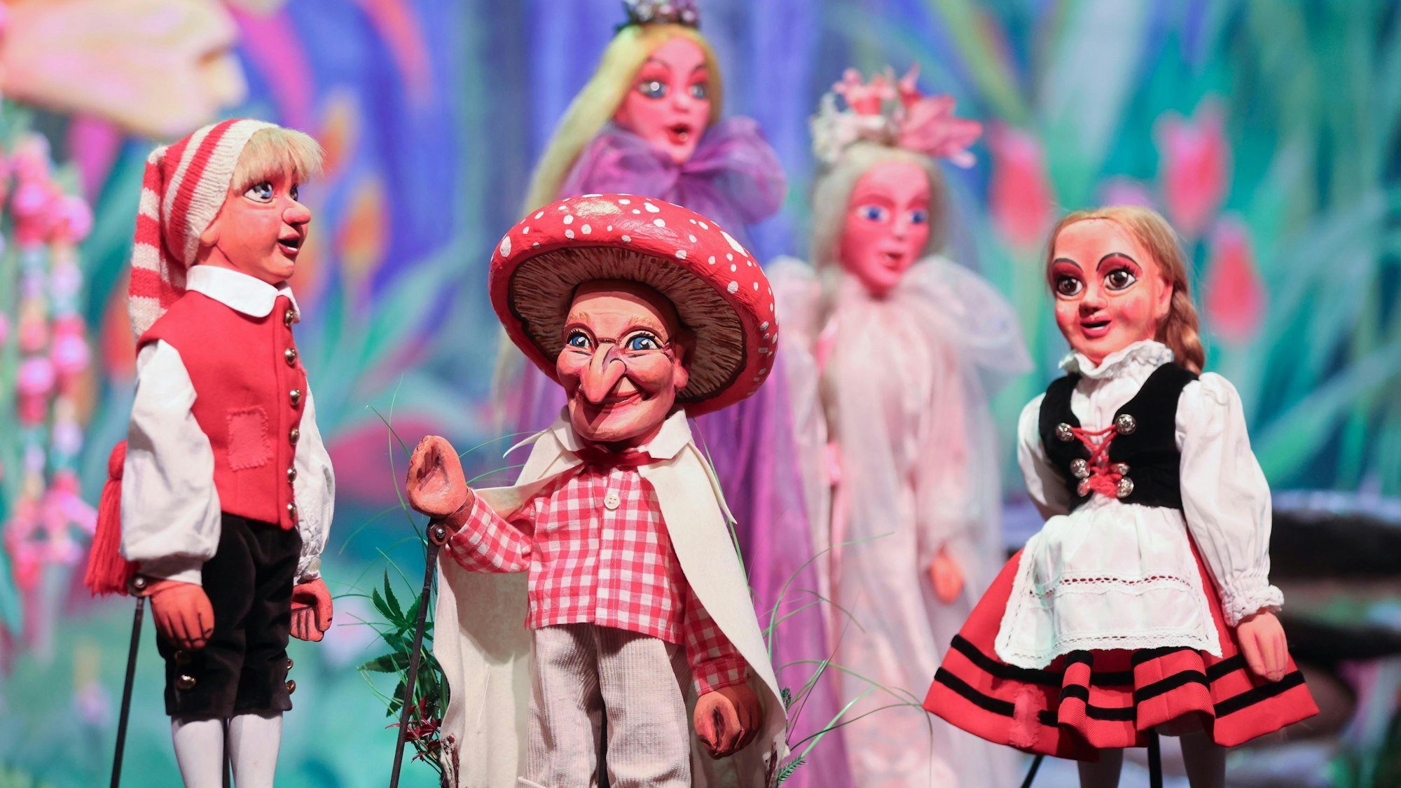 Hänneschen und Bärbelchen bei einer Aufführung der Puppenspiele.