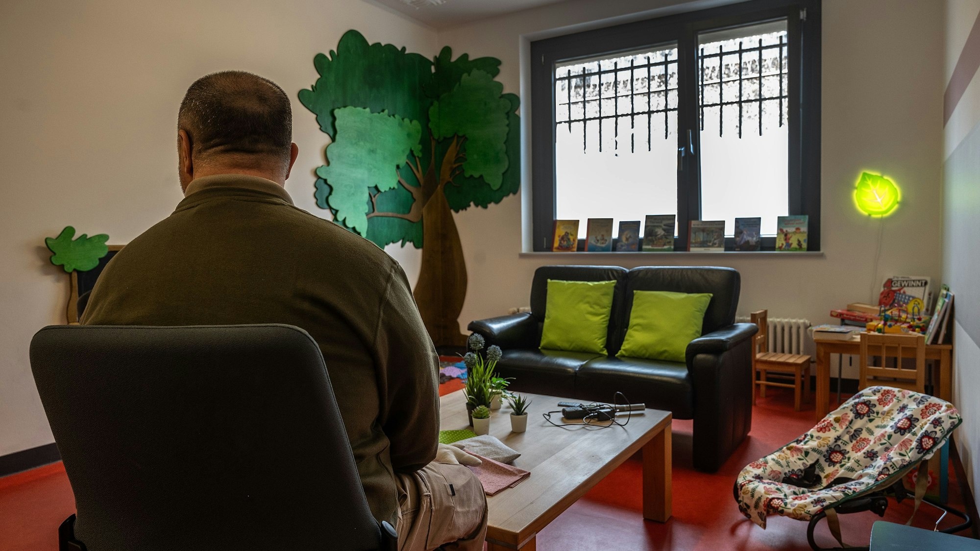 Der Minister der Justiz Benjamin Limbach präsentiert im Rahmen eines Pressetermins am Freitag,12.April.2024, die Familienbesuchsräume der Justizvollzugsanstalt Willich.
Im Bild der Gefangene Herr L. der 2 Kinder hat.
Foto : Kai Kitschenberg/FUNKE Foto Services