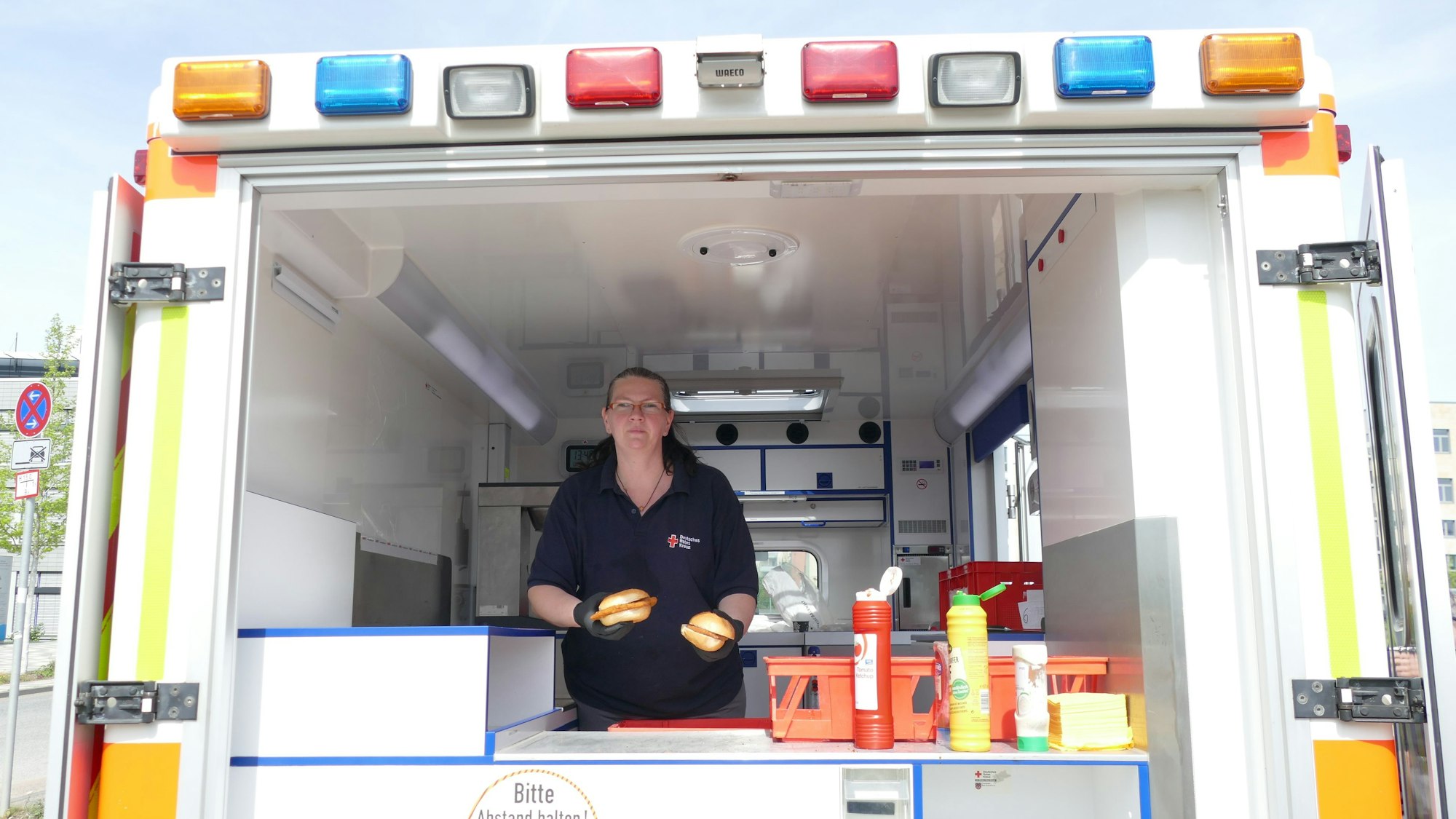 Ilona Kaufhold in dem Verpflegungswagen, der mal ein Rettungswagen war, nun aber statt Menschen Würstchen und Schnitzel transportiert.