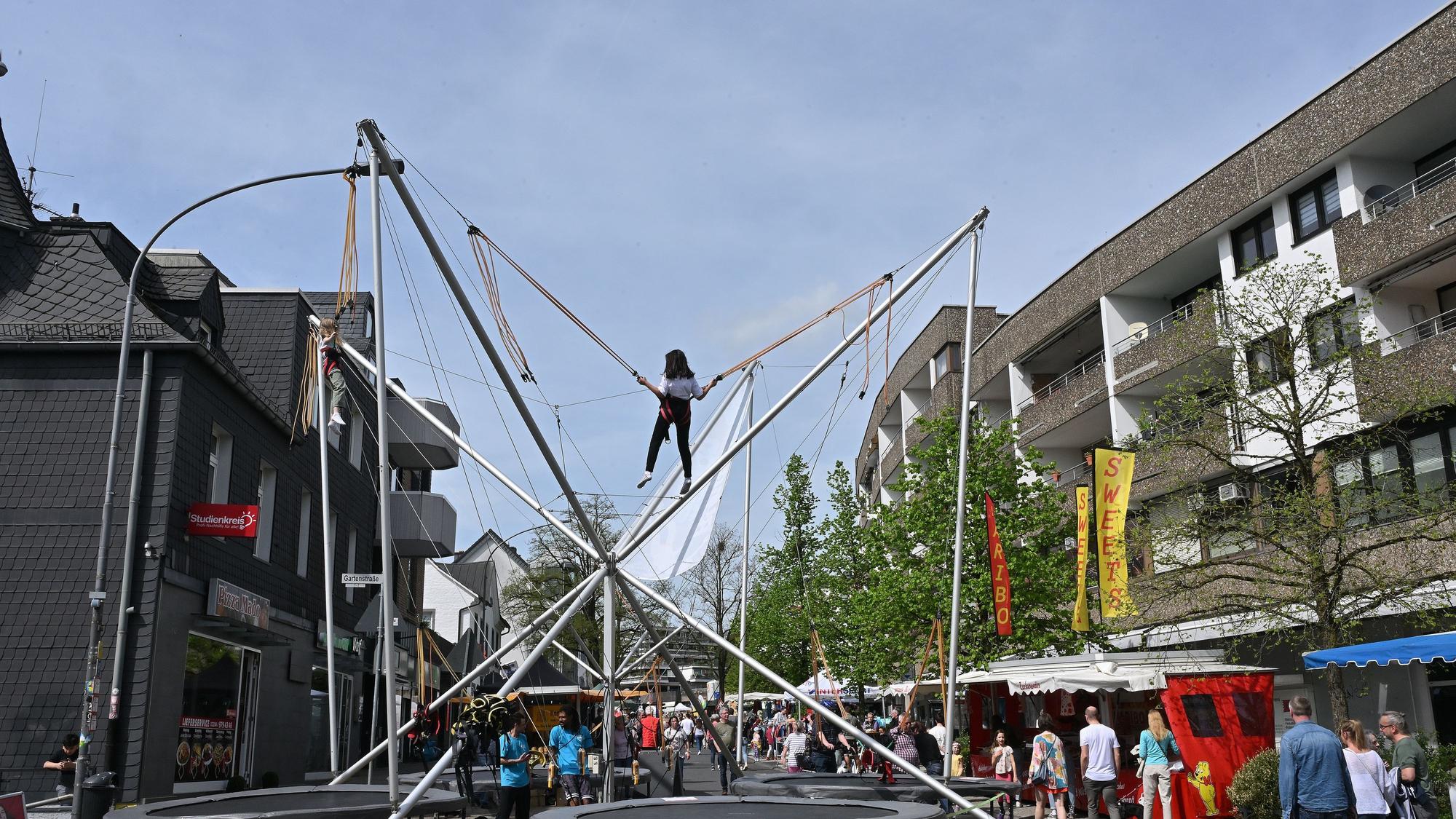 Das Foto zeigt ein Trampolin beim Frühlingsfest in Bensberg