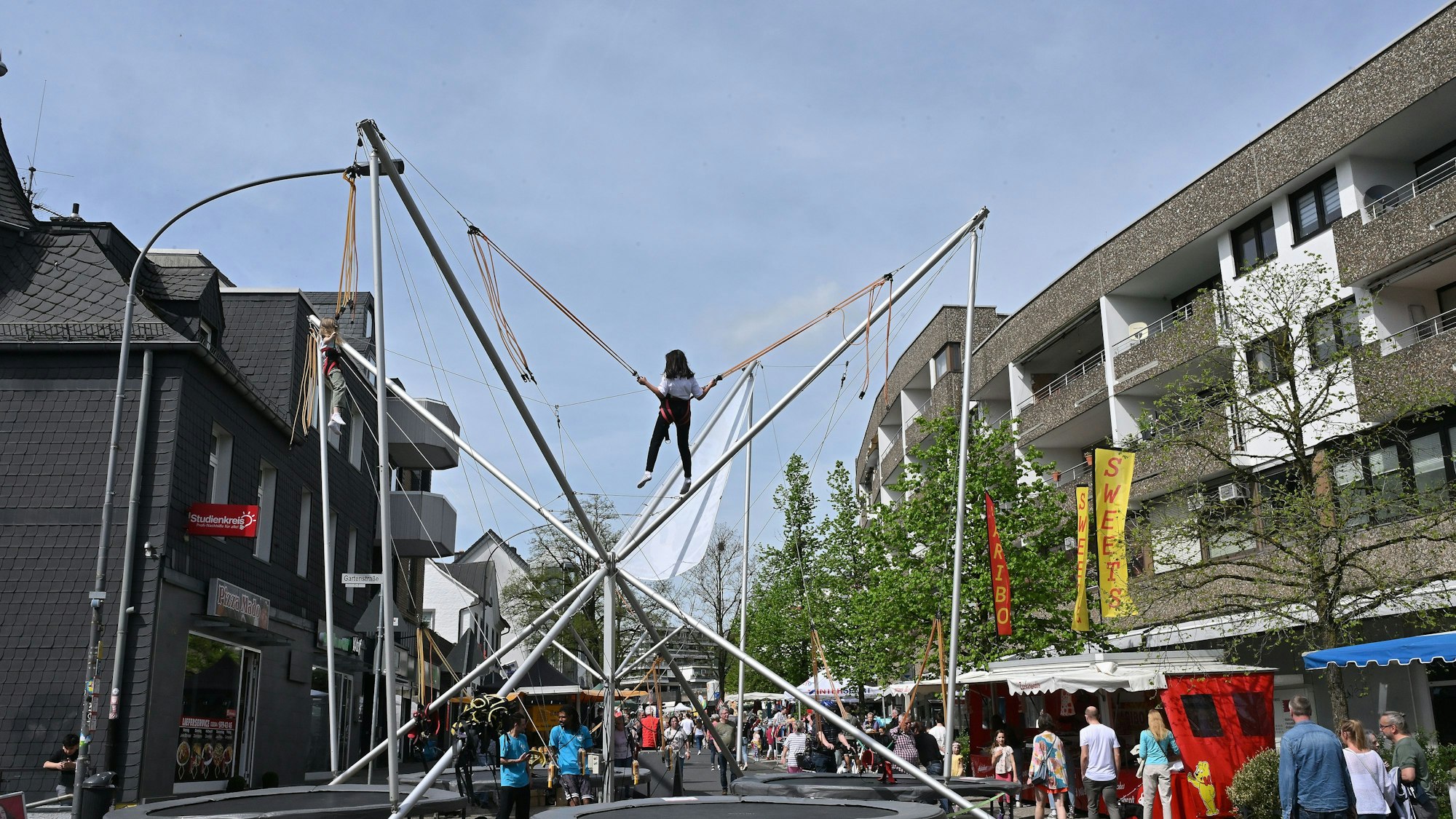 Das Foto zeigt ein Trampolin beim Frühlingsfest in Bensberg