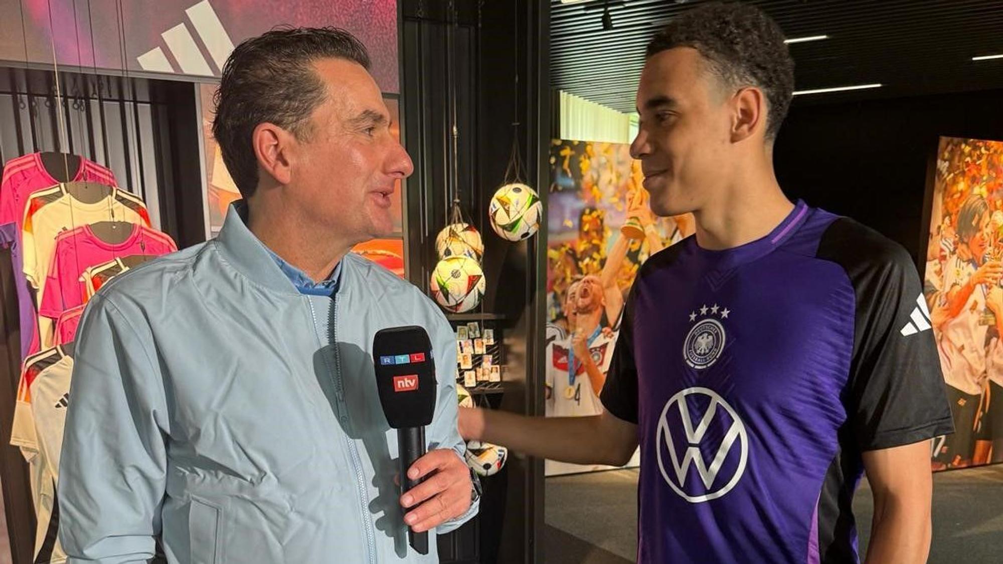 Auf dem Foto ist Sportreporter Felix Görner mit Jamal Musiala vom FC Bayern München zu sehen.
