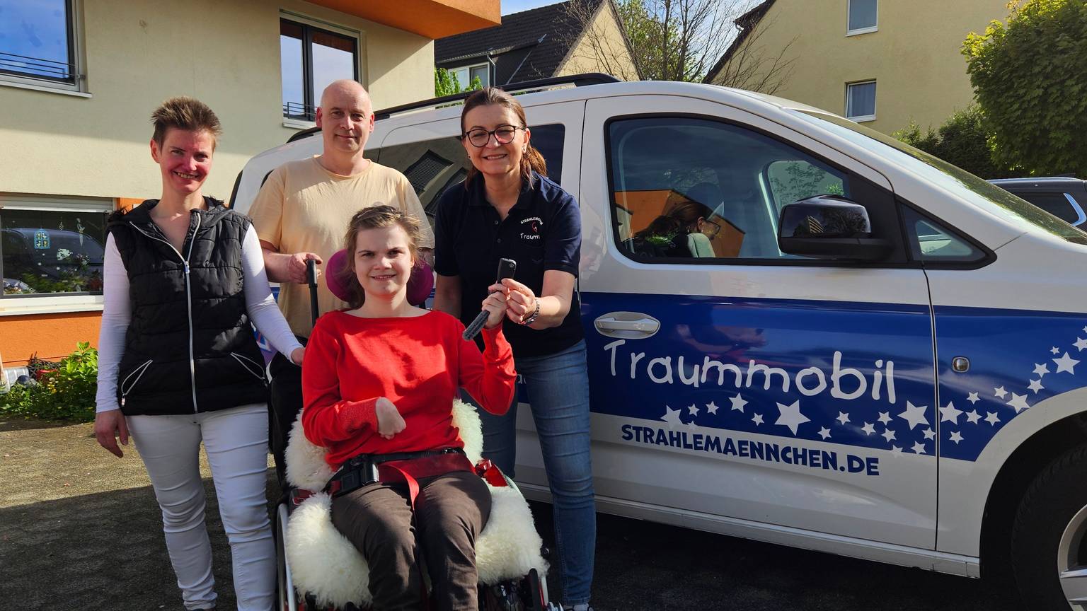 Auf dem Bild sind Laura und ihre Eltern zu sehen, die von der Mitgründerin des Vereins Strahlemännchen ein Auto leihweise zu Verfügung gestellt bekommn.