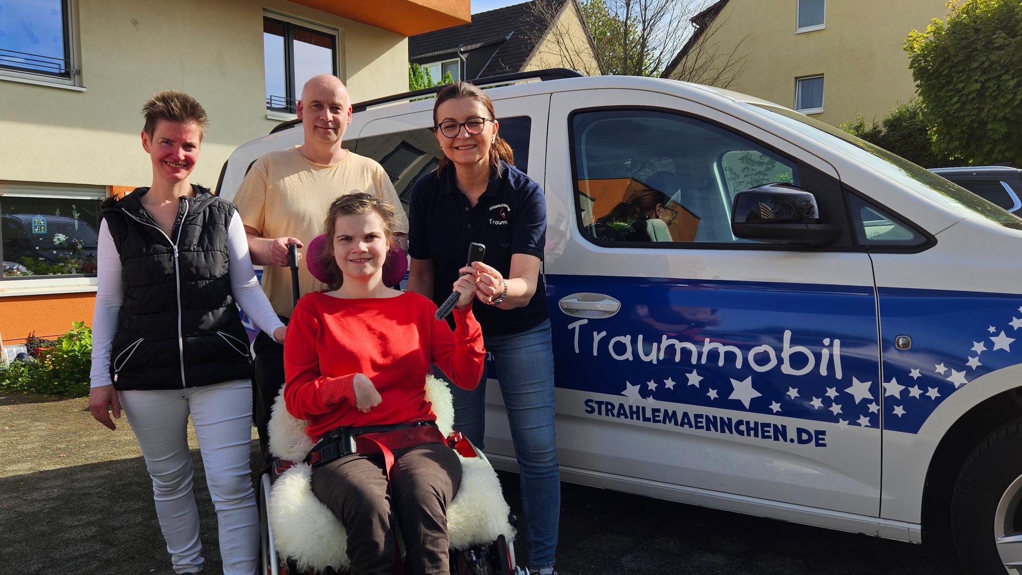 Auf dem Bild sind Laura und ihre Eltern zu sehen, die von der Mitgründerin des Vereins Strahlemännchen ein Auto leihweise zu Verfügung gestellt bekommn.