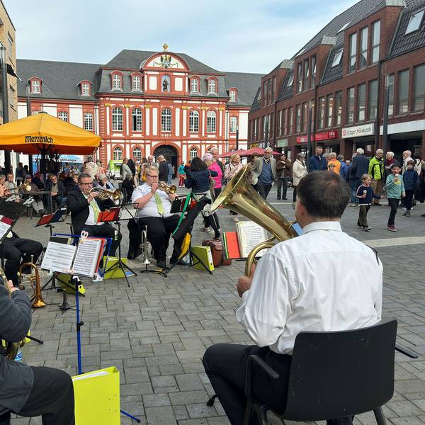 Eine Musikkapelle spielt auf dem Guidelplatz im Herzen von Brauweiler.