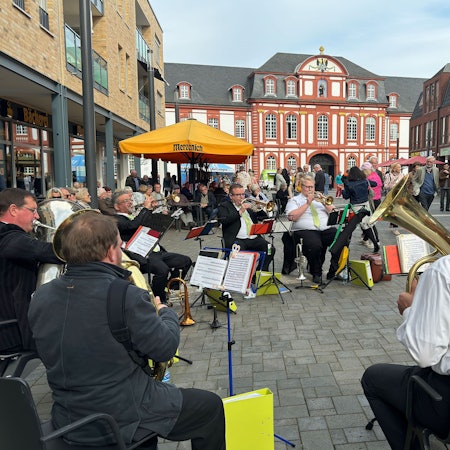 Eine Musikkapelle spielt auf dem Guidelplatz im Herzen von Brauweiler.