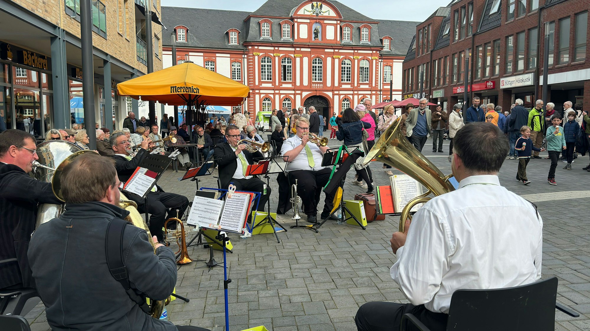 Eine Musikkapelle spielt auf dem Guidelplatz im Herzen von Brauweiler.