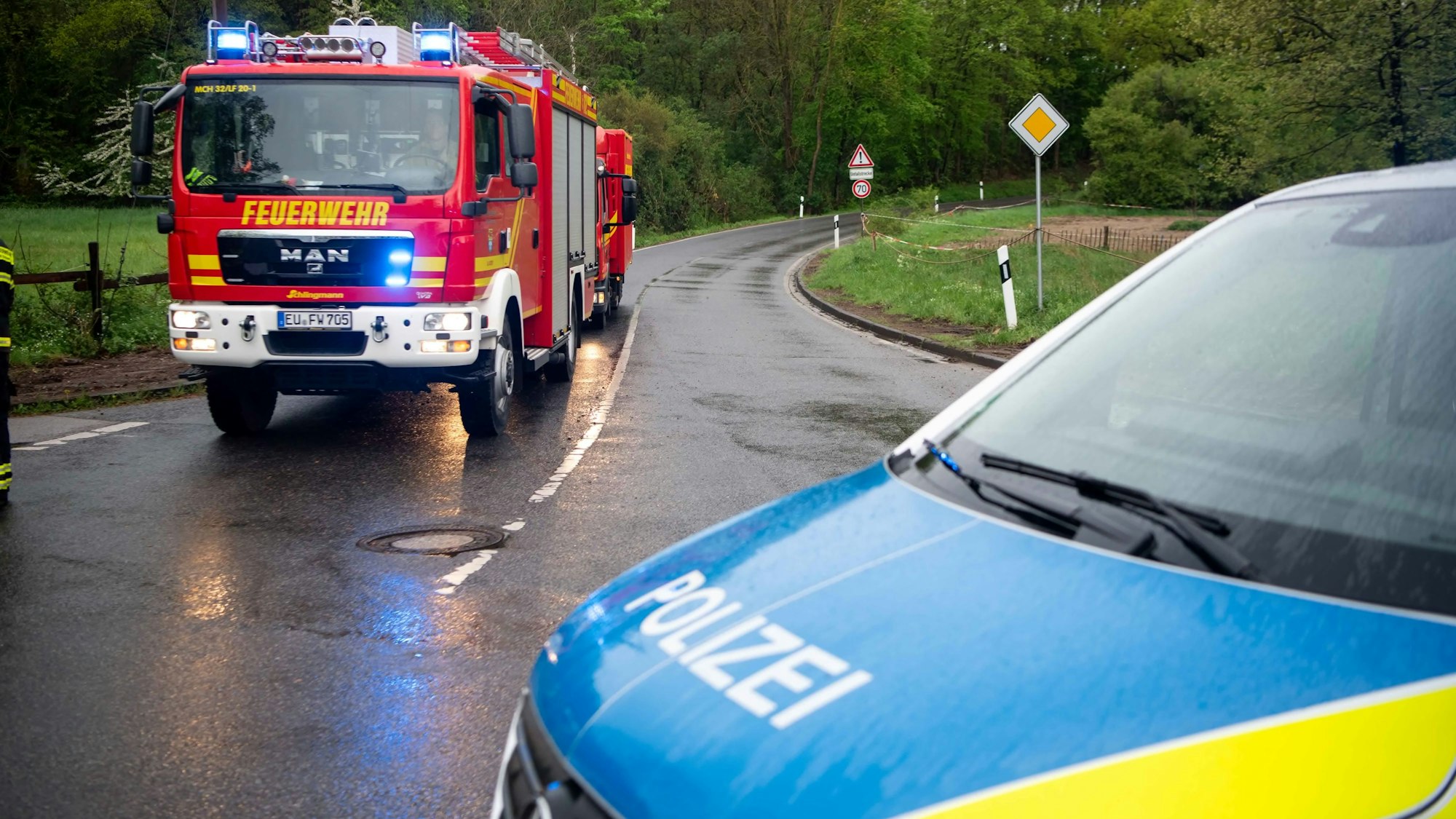 Das Bild zeigt einen Streifenwagen und ein Feuerwehrfahrzeug an der L61 am Abzweig Satzvey.