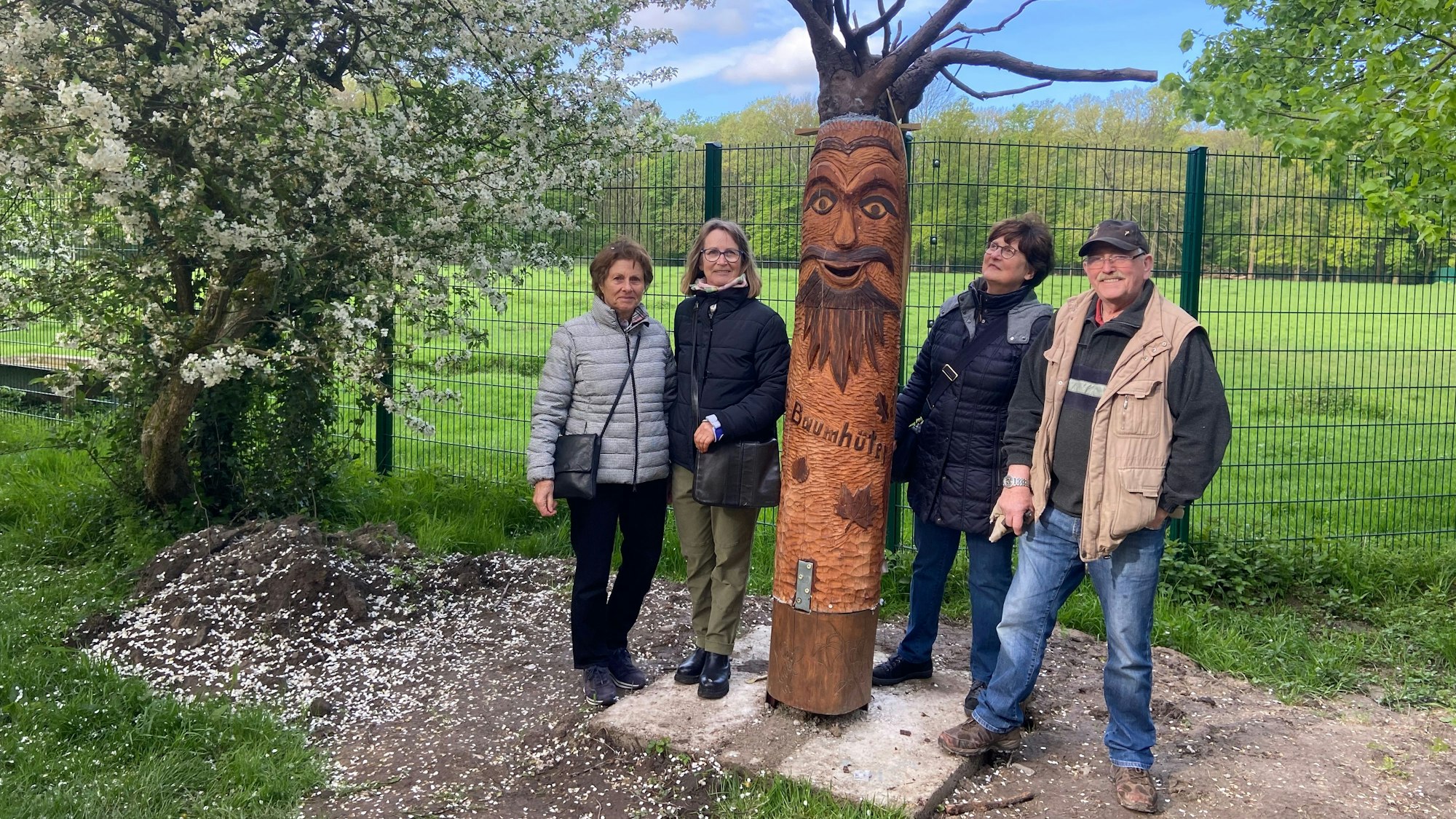 Ehrenamtliche planen einen Walderlebnispfad auf Gut Leidenhausen, ein Waldgeist aus Holz lädt dazu ein.