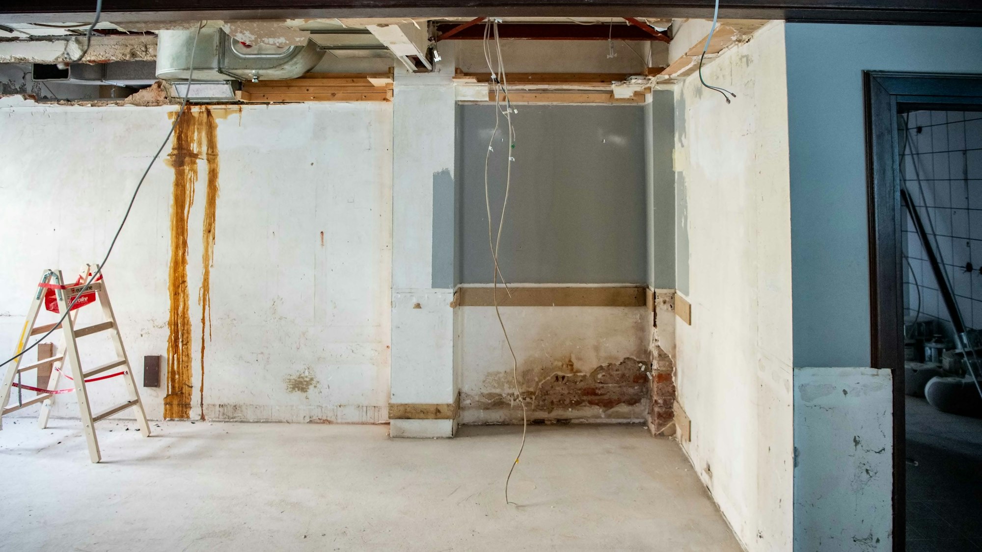 Das Bild zeigt den Bereich der Küche, der aktuell noch eine große Baustelle gleicht.