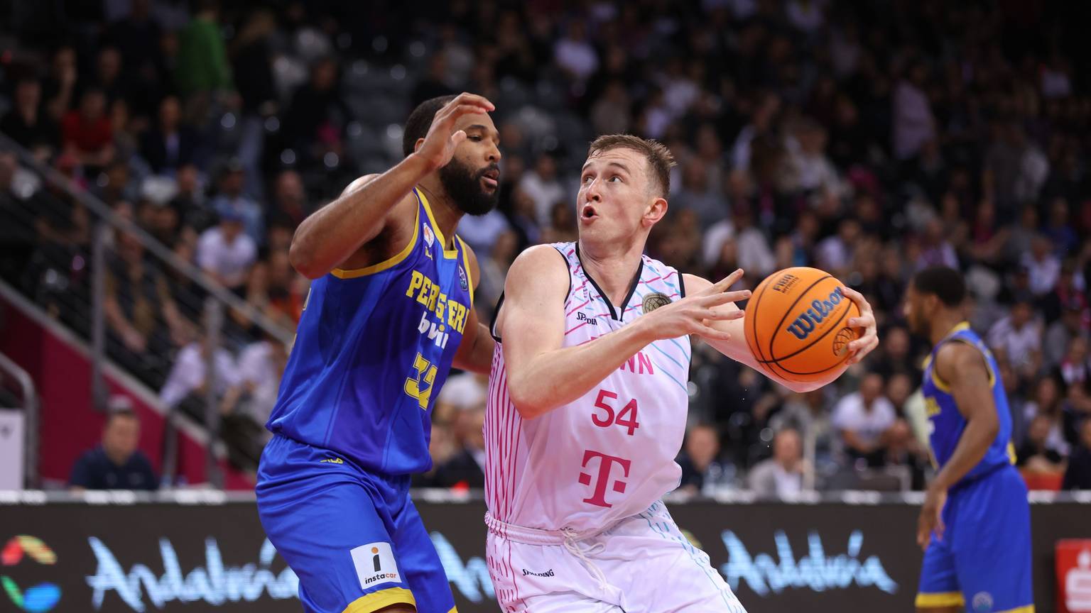 Im Centerduell trifft Thomas Kennedy (r.) wieder auf den 2,13-Meter-Mann Trevor Thompson.