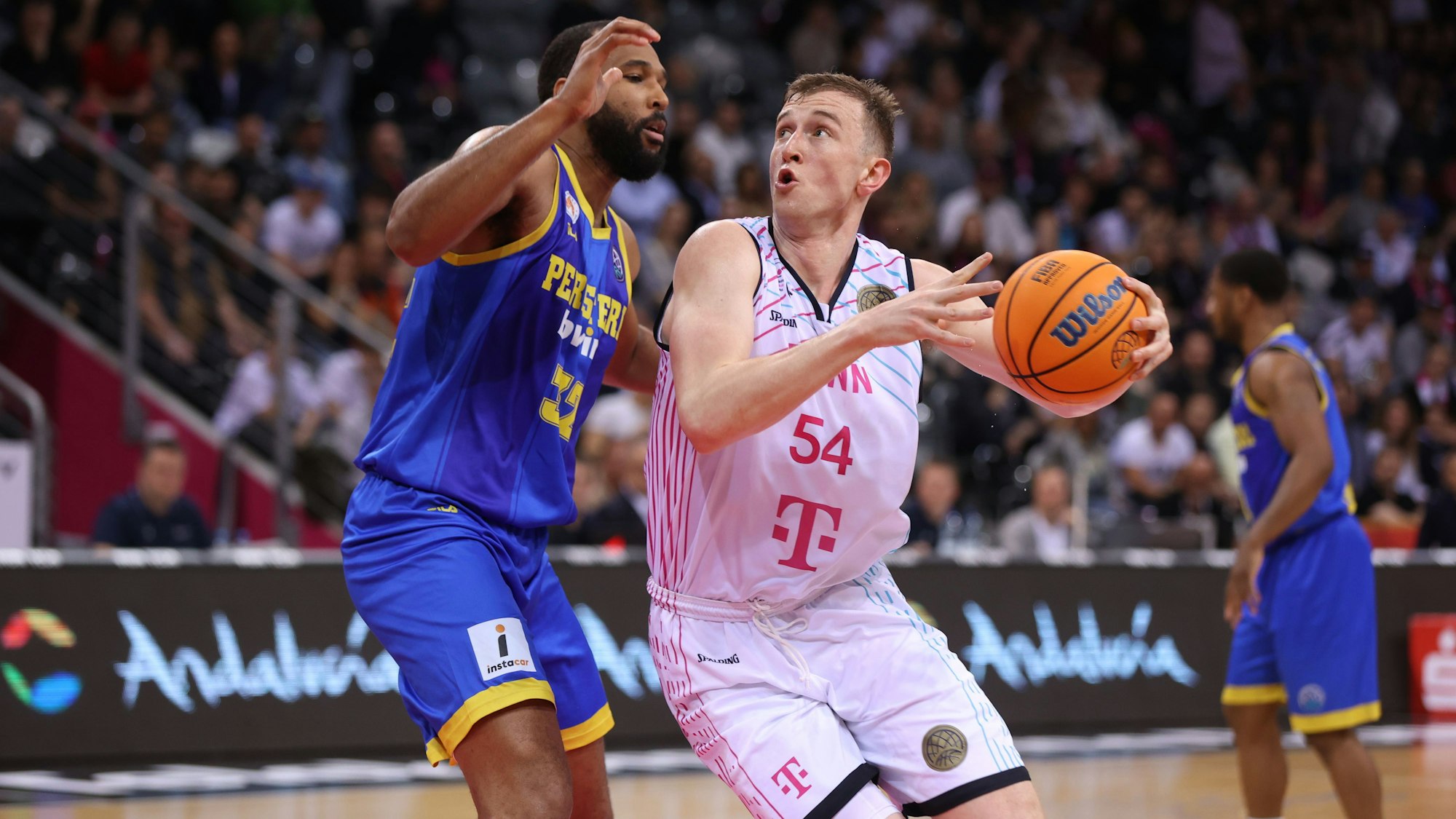 Im Centerduell trifft Thomas Kennedy (r.) wieder auf den 2,13-Meter-Mann Trevor Thompson.