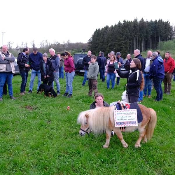 Landwirte, Tierhalter und Vertreter der Jägerschaft hatten sich in der Nähe von Rohr versammelt, um auf die Probleme hinzuweisen, die der Wolf verursacht.